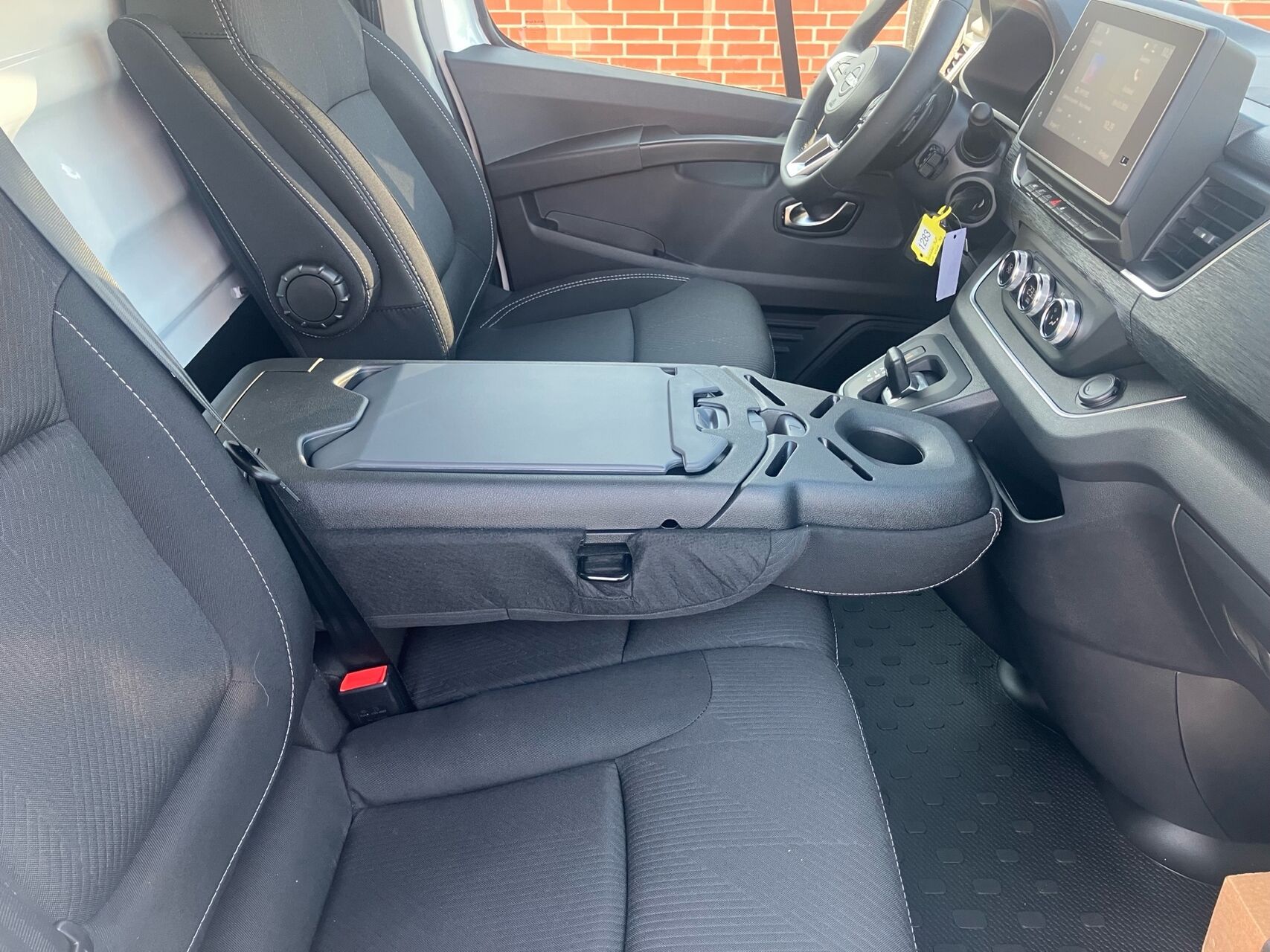 Billede af Nissan Primastar L2H1 2,0 DCi N-Connecta 150HK Van 6g Aut.