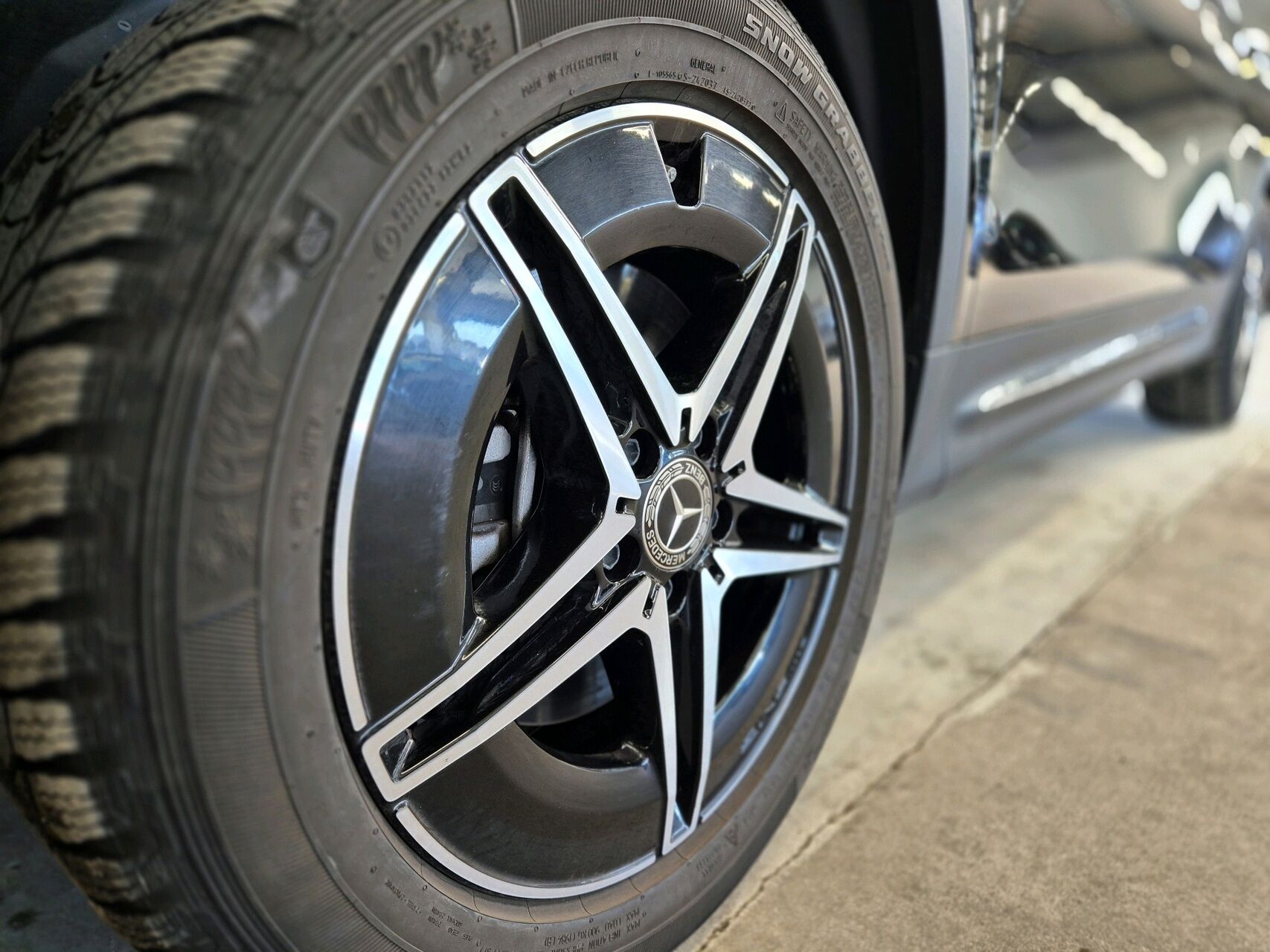 Billede af Mercedes-Benz EQB 250 EL AMG Line 7 sæder 190HK 5d Aut.