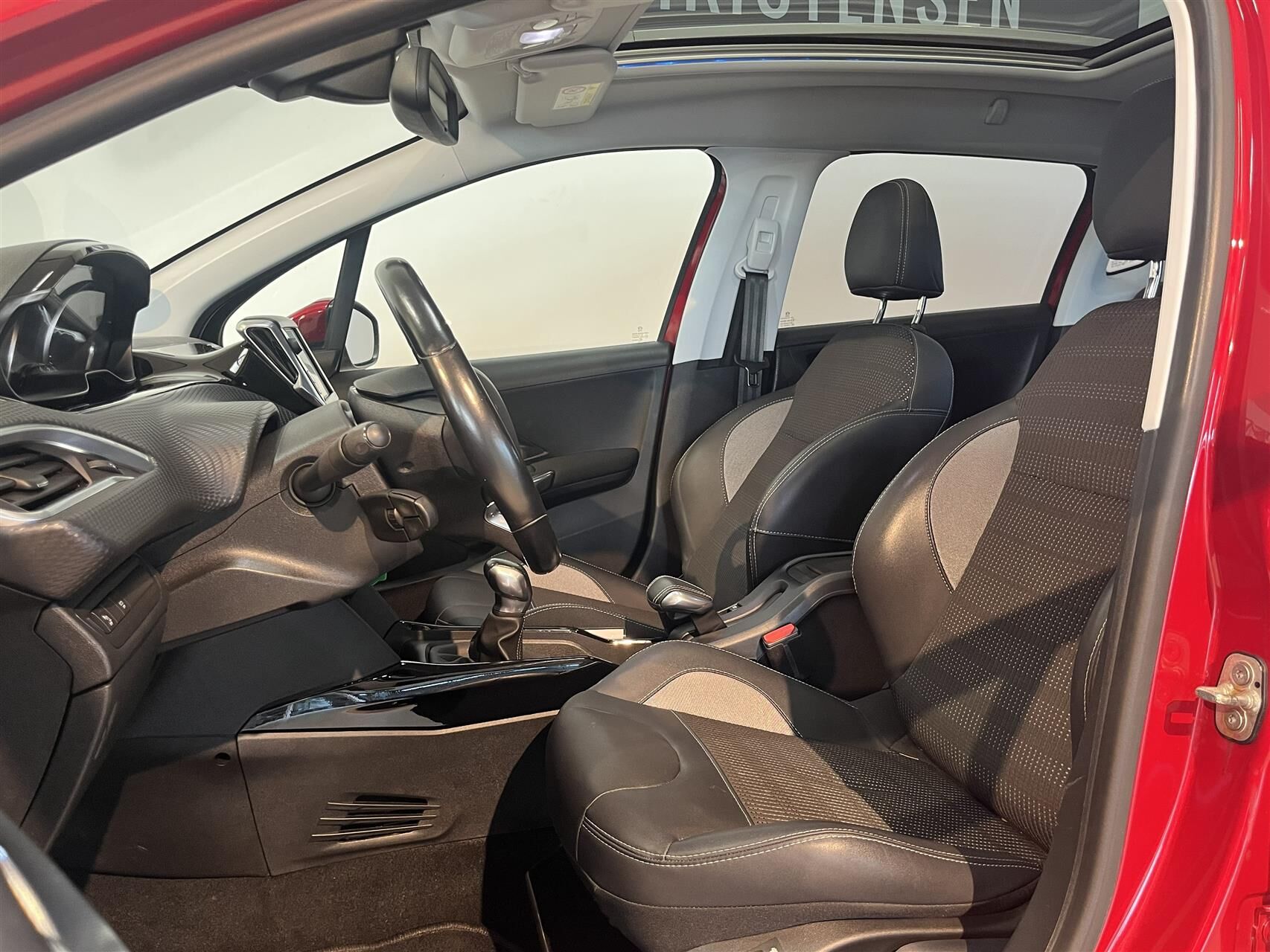 Billede af Peugeot 2008 1,2 e-THP Allure Sky 110HK 5d