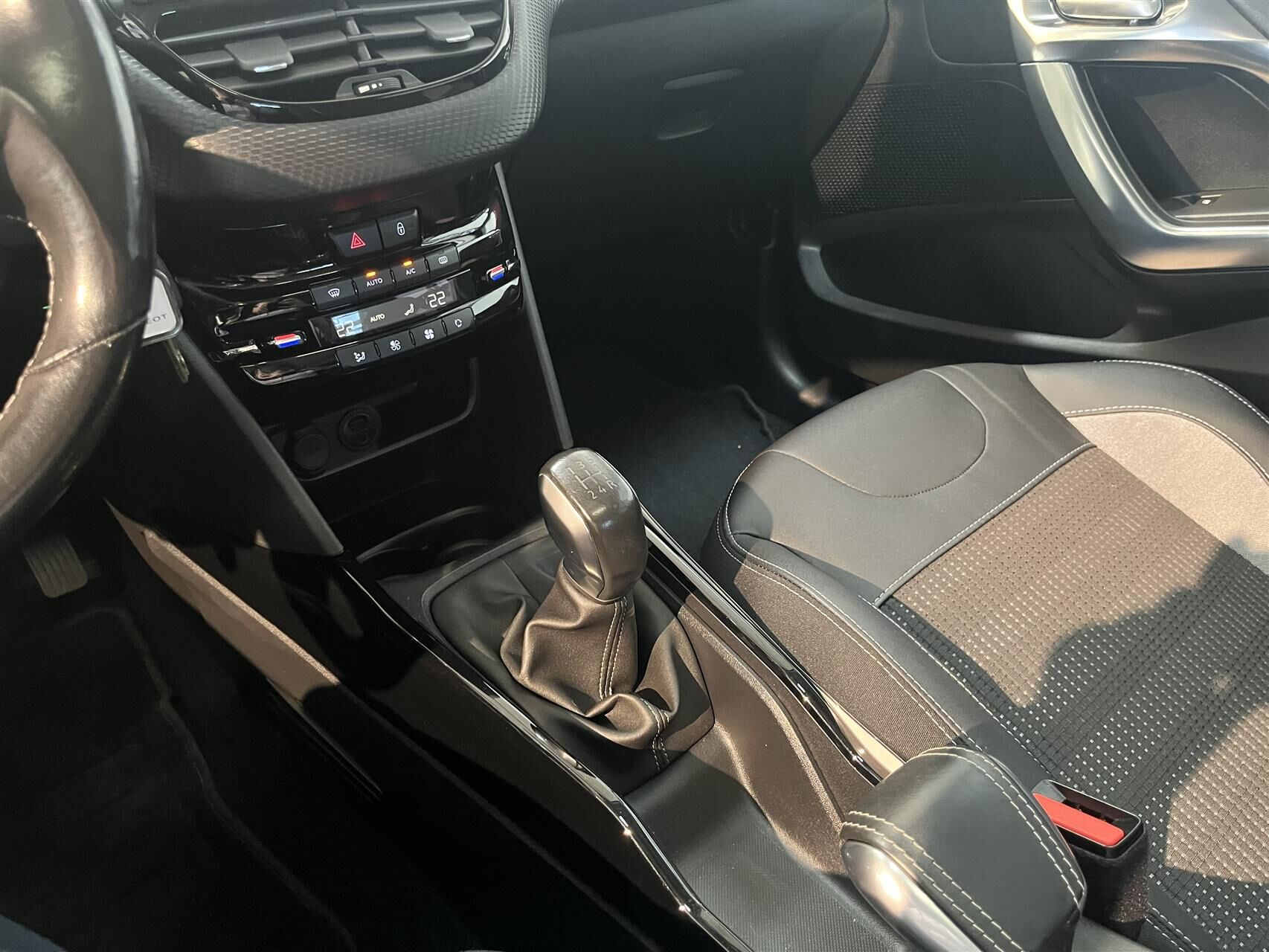 Billede af Peugeot 2008 1,2 e-THP Allure Sky 110HK 5d