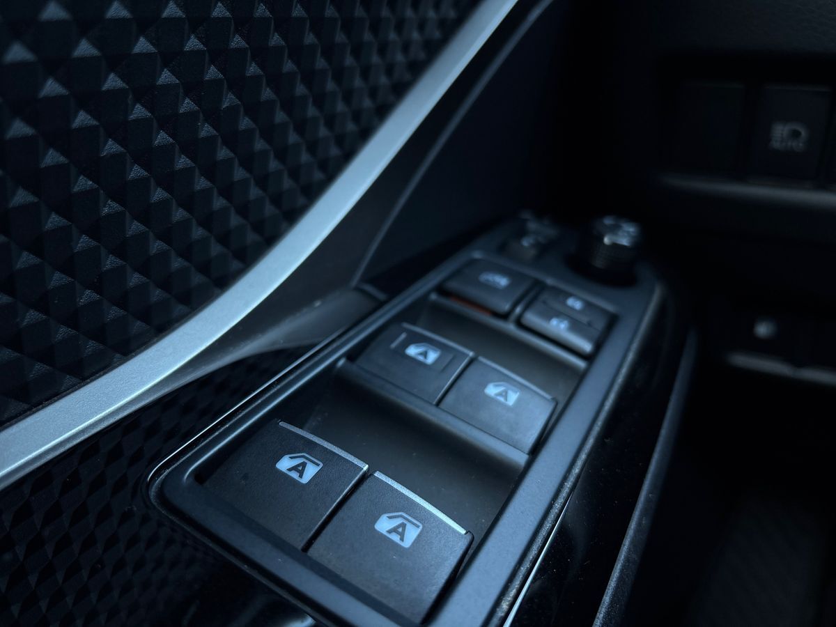 Billede af Toyota C-HR 1,8 Hybrid C-LUB Premium Selected Bi-tone Multidrive S 122HK 5d Aut.