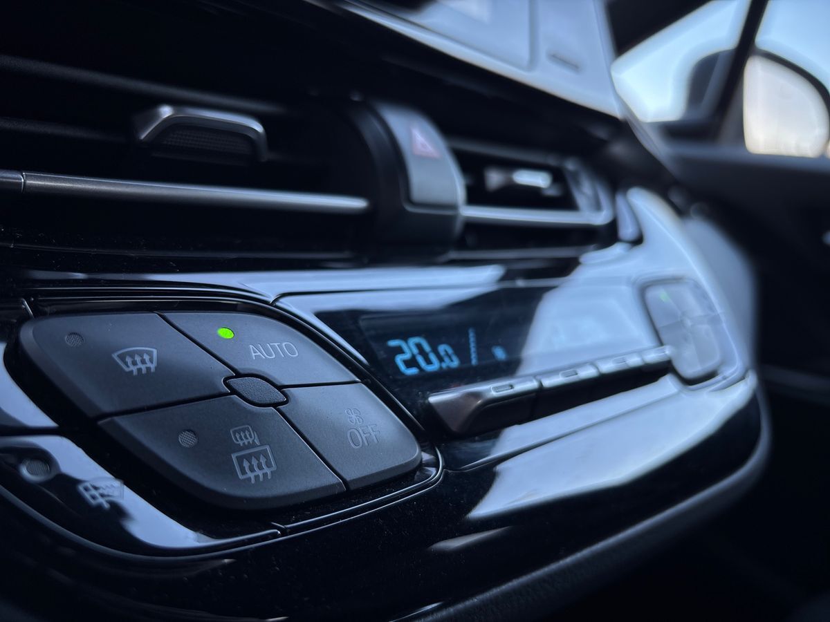 Billede af Toyota C-HR 1,8 Hybrid C-LUB Premium Selected Bi-tone Multidrive S 122HK 5d Aut.