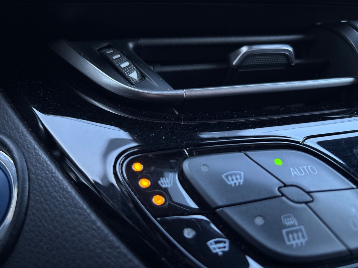 Billede af Toyota C-HR 1,8 Hybrid C-LUB Premium Selected Bi-tone Multidrive S 122HK 5d Aut.