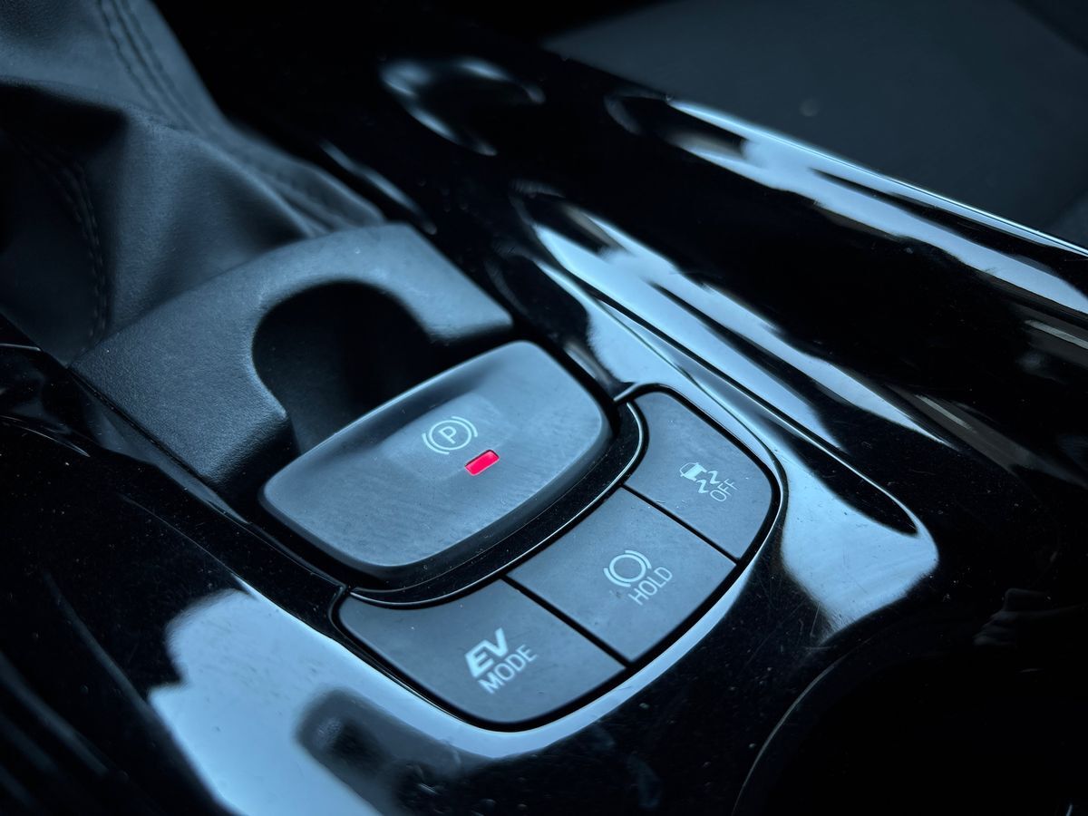 Billede af Toyota C-HR 1,8 Hybrid C-LUB Premium Selected Bi-tone Multidrive S 122HK 5d Aut.