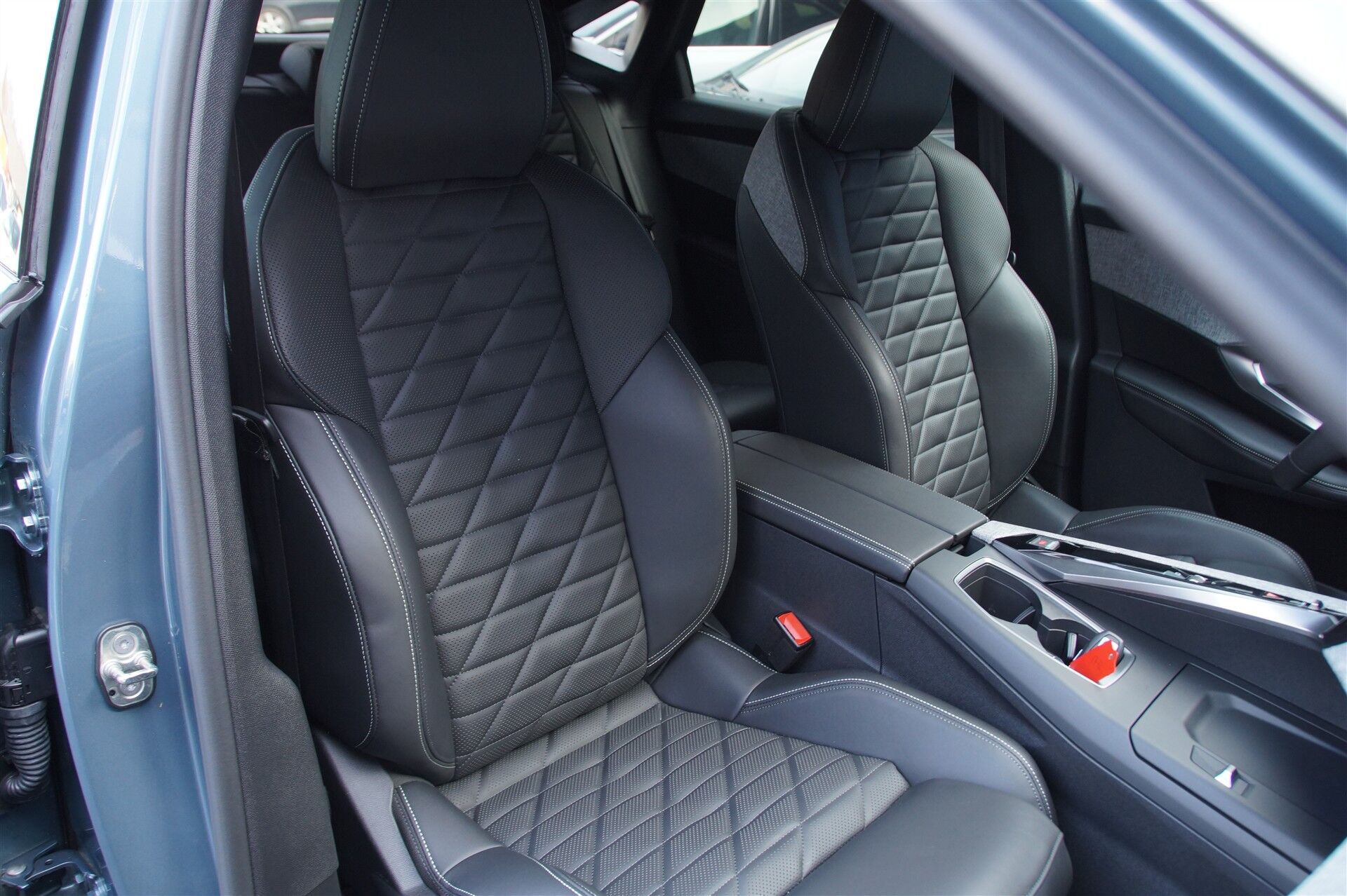 Billede af Peugeot e-3008 EL GT Pack 210HK 5d Aut.