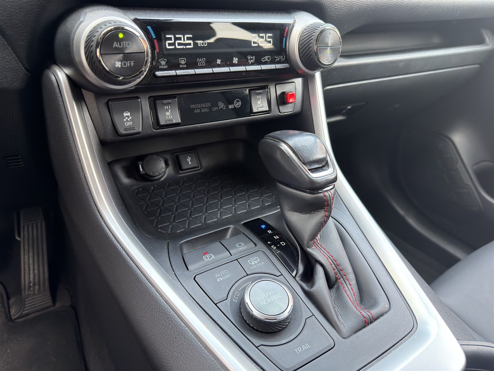 Billede af Suzuki Across 2,5 Plugin-hybrid Adventure E-CVT 306HK 5d Trinl. Gear