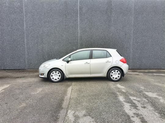 Toyota Auris 2,0 D-4D DPF T3 126HK 5d