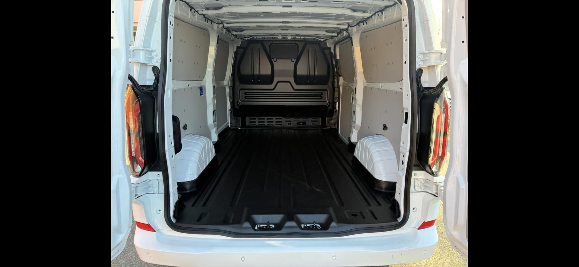 Billede af Ford E-Transit Custom 340 L2H1 EL Limited 136HK Van Aut.