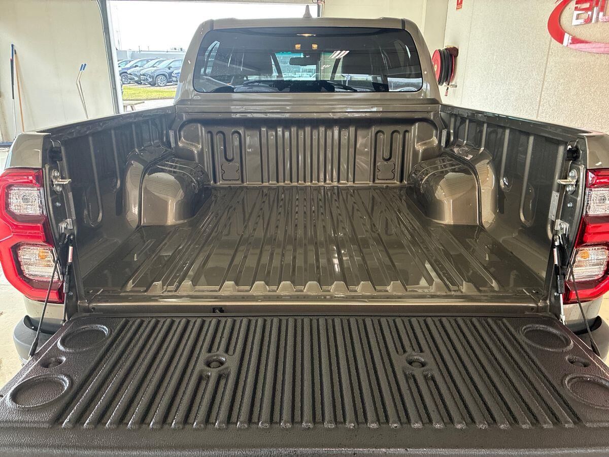 Billede af Toyota HiLux 2.8 diesel MHEV 204hk Double Cab AWD aut. gear T4 Invincible