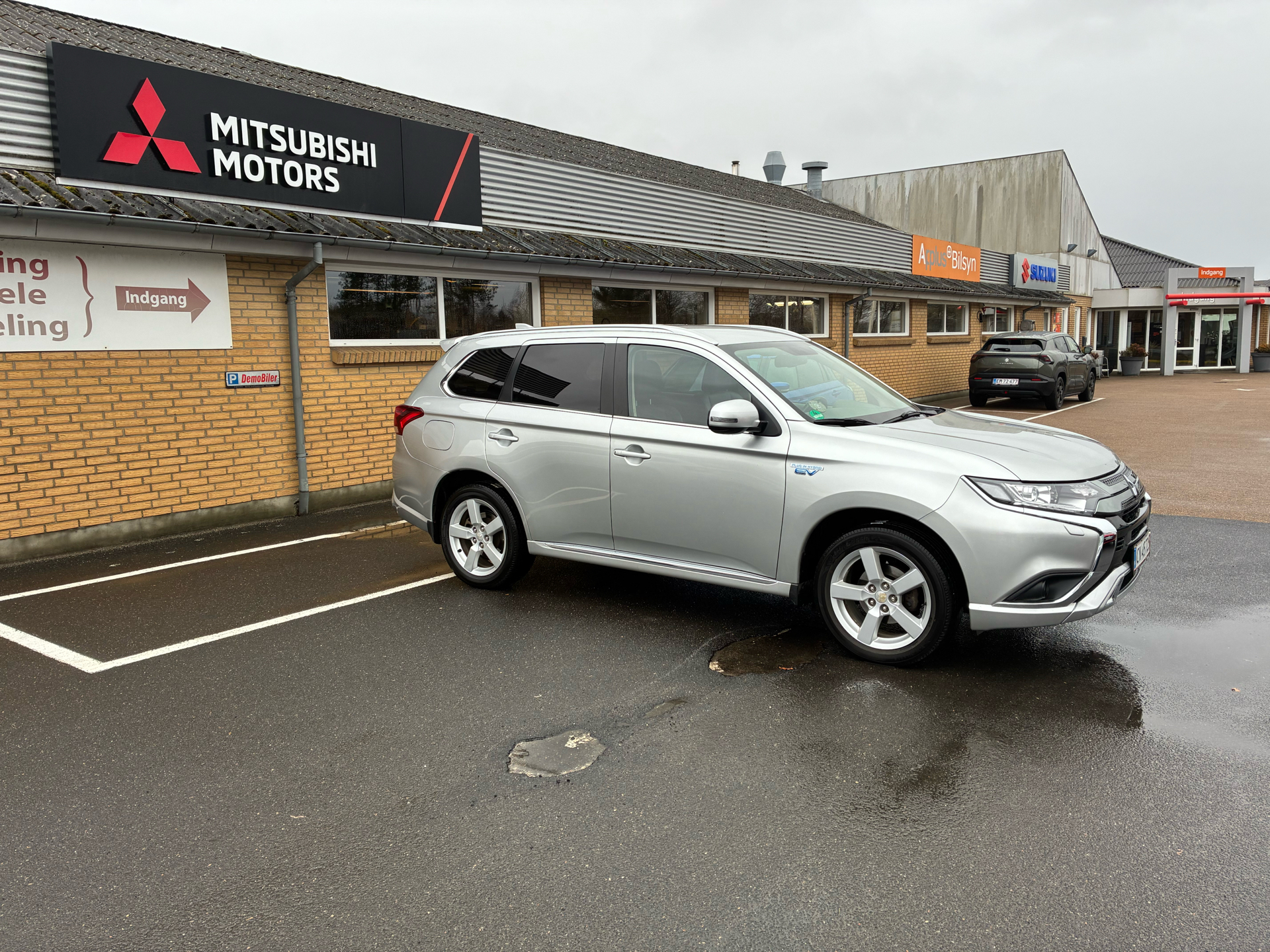 Billede af Mitsubishi Outlander 2,4 PHEV  Plugin-hybrid Invite 4WD 224HK 5d 6g Trinl. Gear