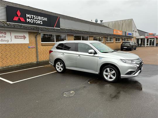Mitsubishi Outlander 2,4 PHEV  Plugin-hybrid Invite 4WD 224HK 5d 6g Trinl. Gear