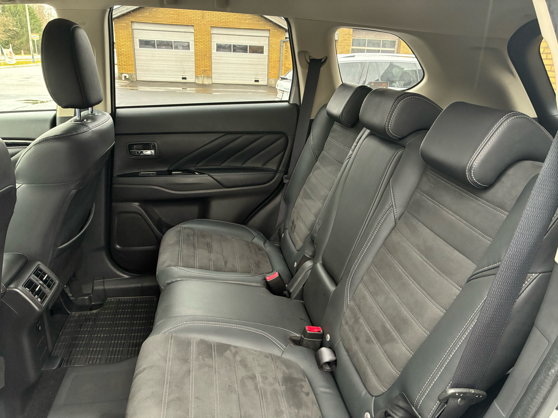 Billede af Mitsubishi Outlander 2,4 PHEV  Plugin-hybrid Invite 4WD 224HK 5d 6g Trinl. Gear