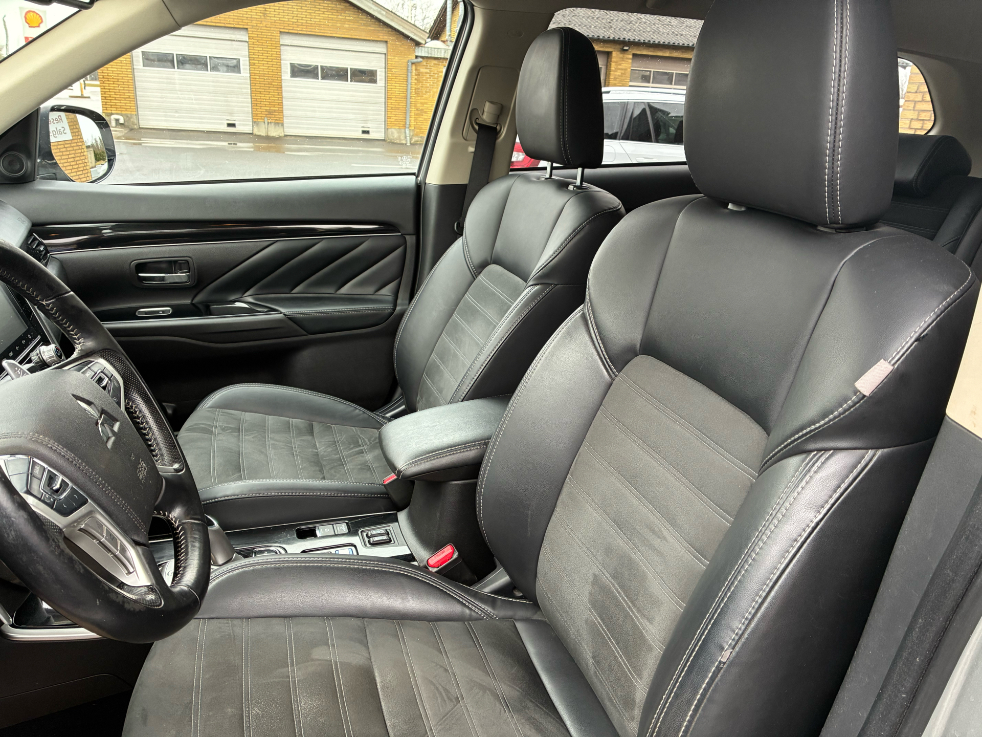 Billede af Mitsubishi Outlander 2,4 PHEV  Plugin-hybrid Invite 4WD 224HK 5d 6g Trinl. Gear