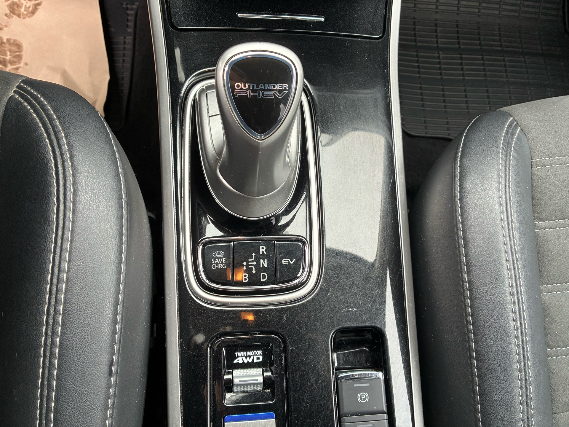 Billede af Mitsubishi Outlander 2,4 PHEV  Plugin-hybrid Invite 4WD 224HK 5d 6g Trinl. Gear