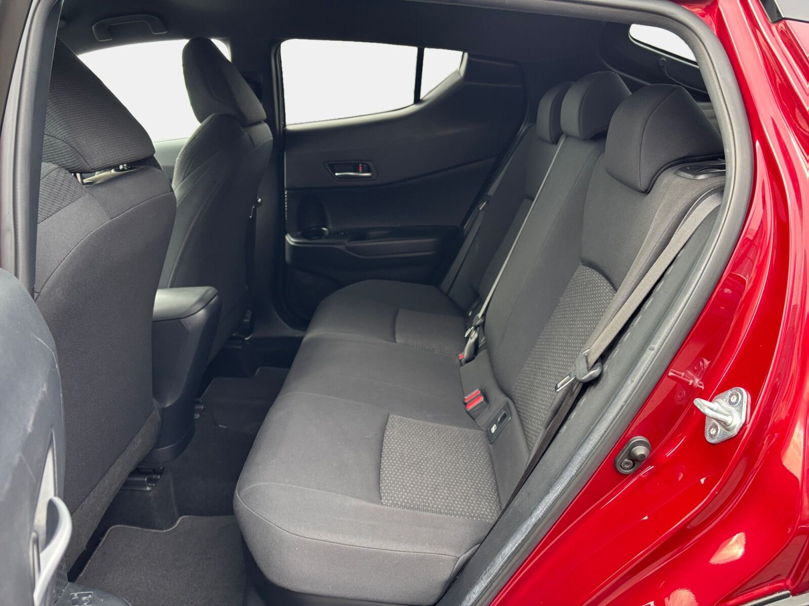 Billede af Toyota C-HR 1,8 Hybrid C-LUB Premium Selected Bi-tone Multidrive S 122HK 5d Aut.