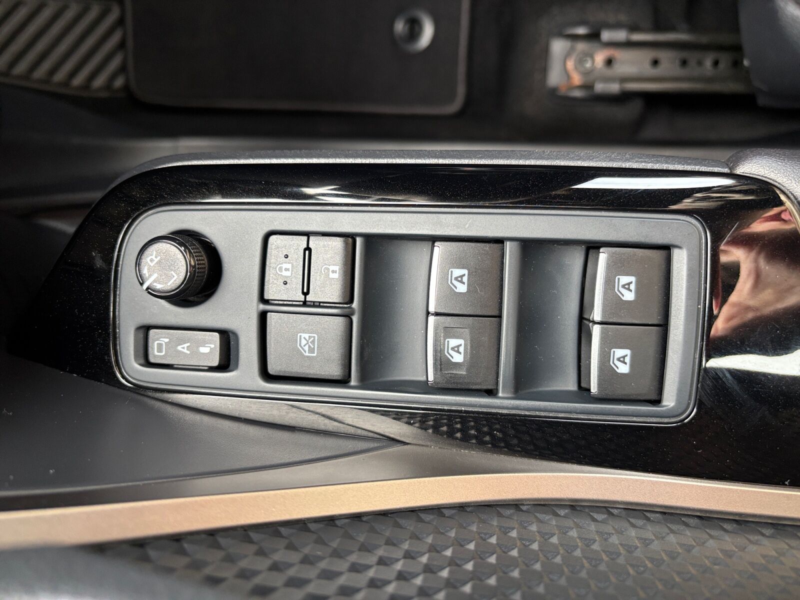 Billede af Toyota C-HR 1,8 Hybrid C-LUB Premium Selected Bi-tone Multidrive S 122HK 5d Aut.