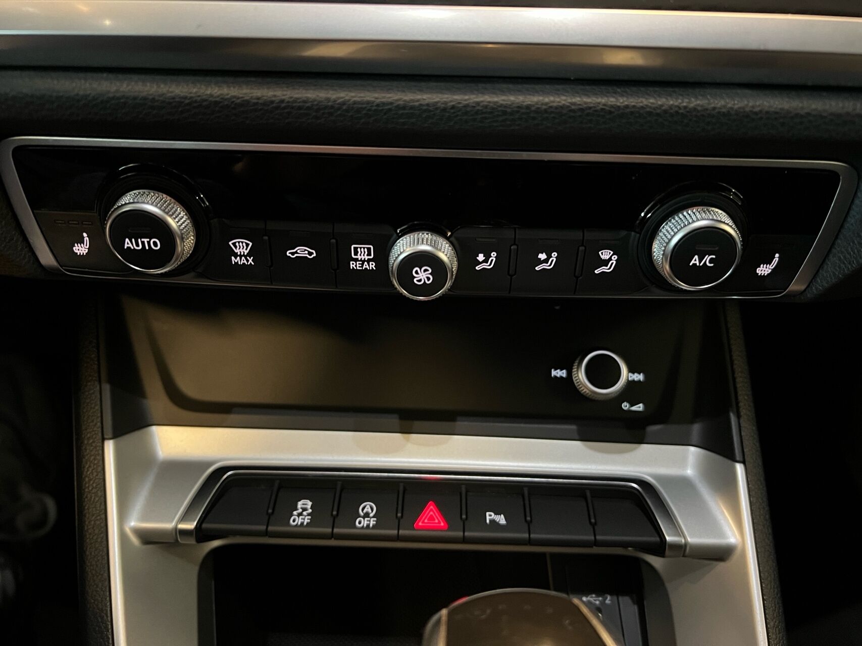 Billede af Audi Q3 1,5 35 TFSI  Mild hybrid Advanced Prestige S Tronic 150HK 5d 7g Aut.