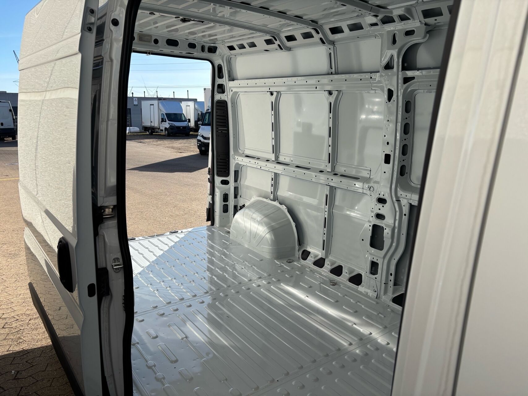 Billede af Fiat Ducato 35M L3H2 2,2 Multijet Pro+ 180HK Van 8g Aut.
