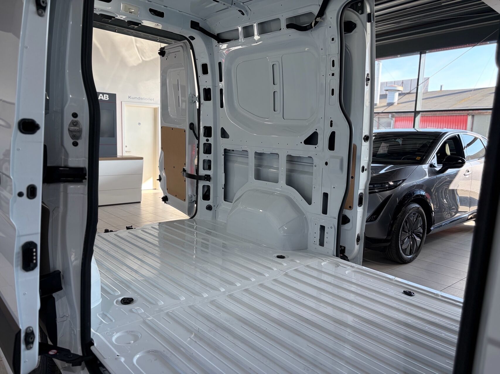 Billede af Nissan Interstar L2H2 2,0 DCi N-Connecta 150HK Van 9g Aut.