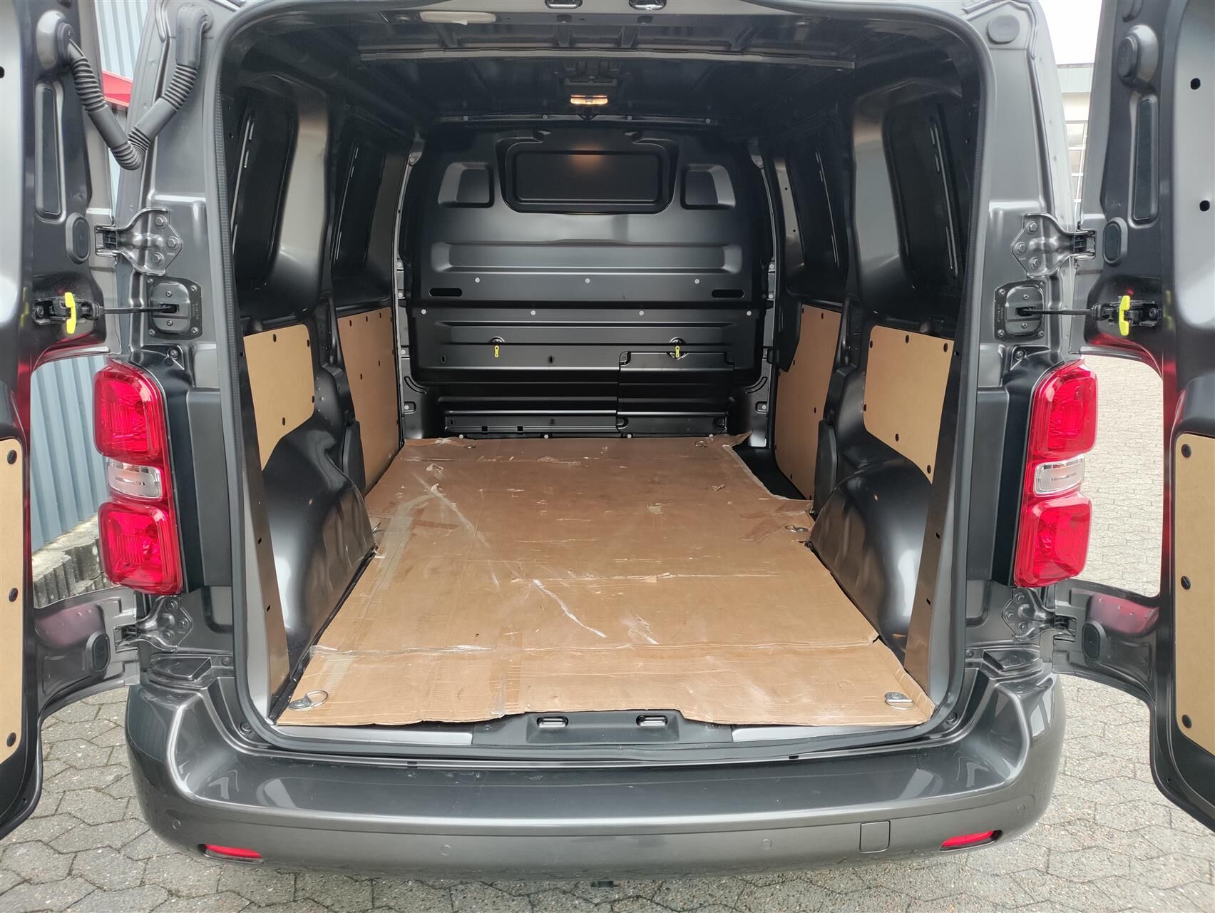 Billede af Peugeot Expert L2 2,0 BlueHDi Premium EAT8 144HK Van 8g Aut.