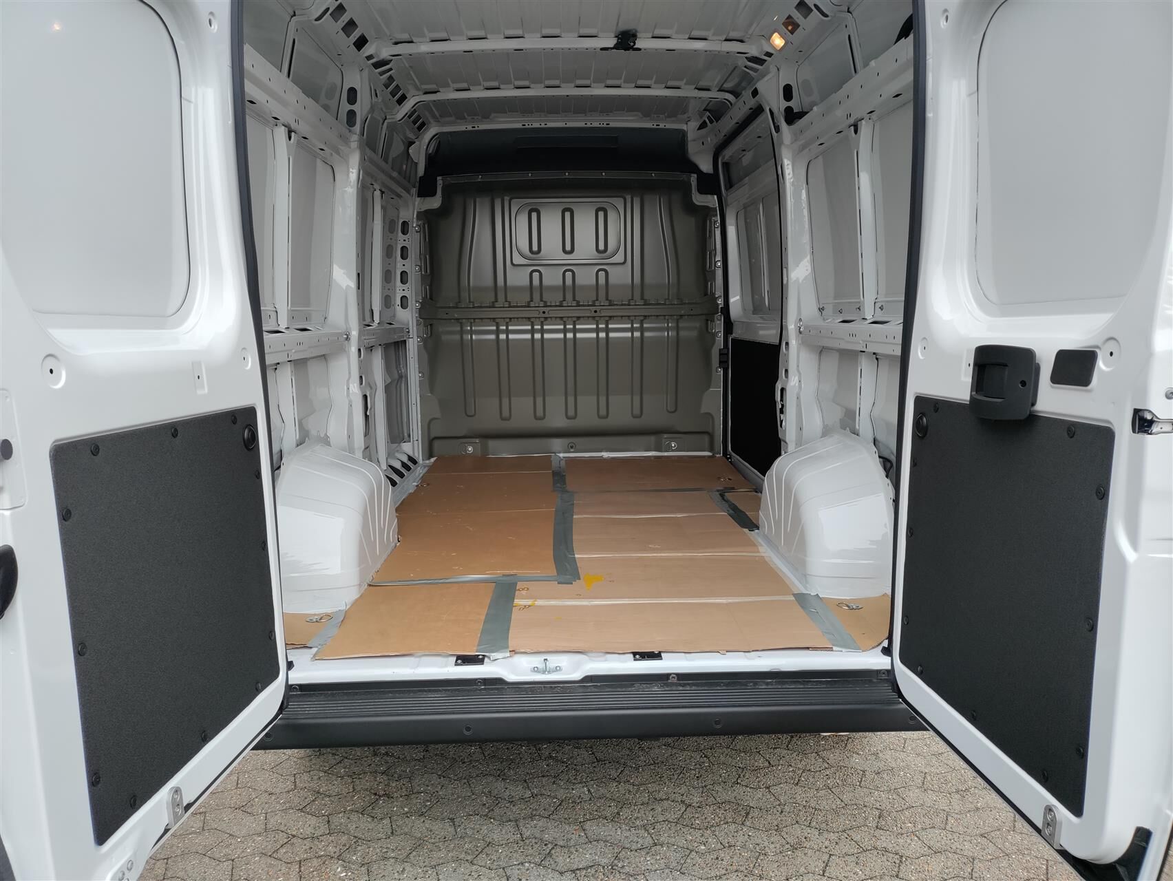 Billede af Peugeot Boxer 435 L2H2 2,2 BlueHDi Premium EAT8 180HK Van 8g Aut.