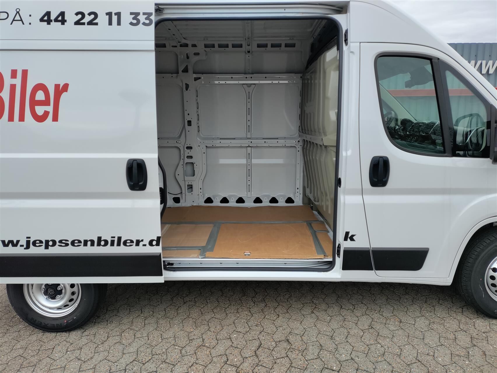 Billede af Peugeot Boxer 435 L2H2 2,2 BlueHDi Premium EAT8 180HK Van 8g Aut.