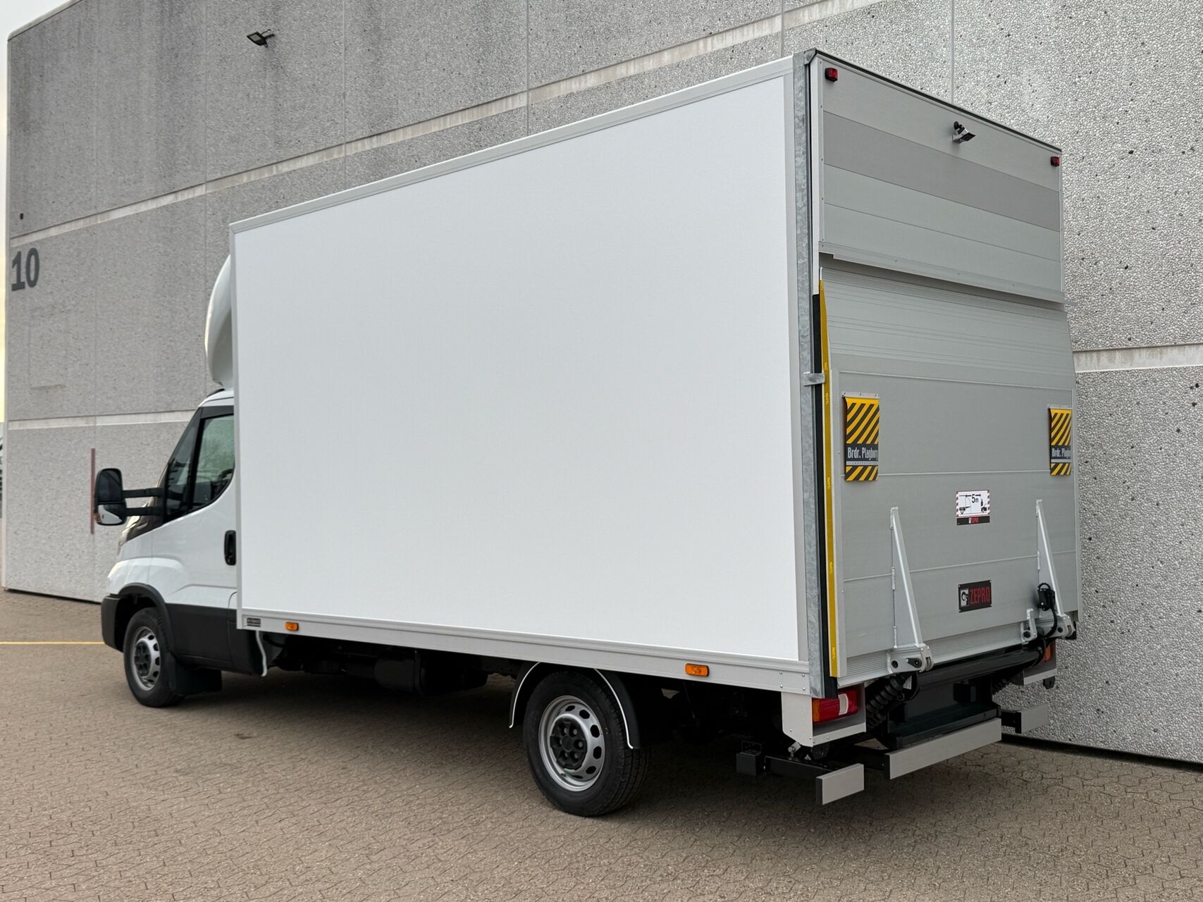 Billede af Iveco Daily 35S18 4100mm 3,0 D 180HK Ladv./Chas. 8g Aut.