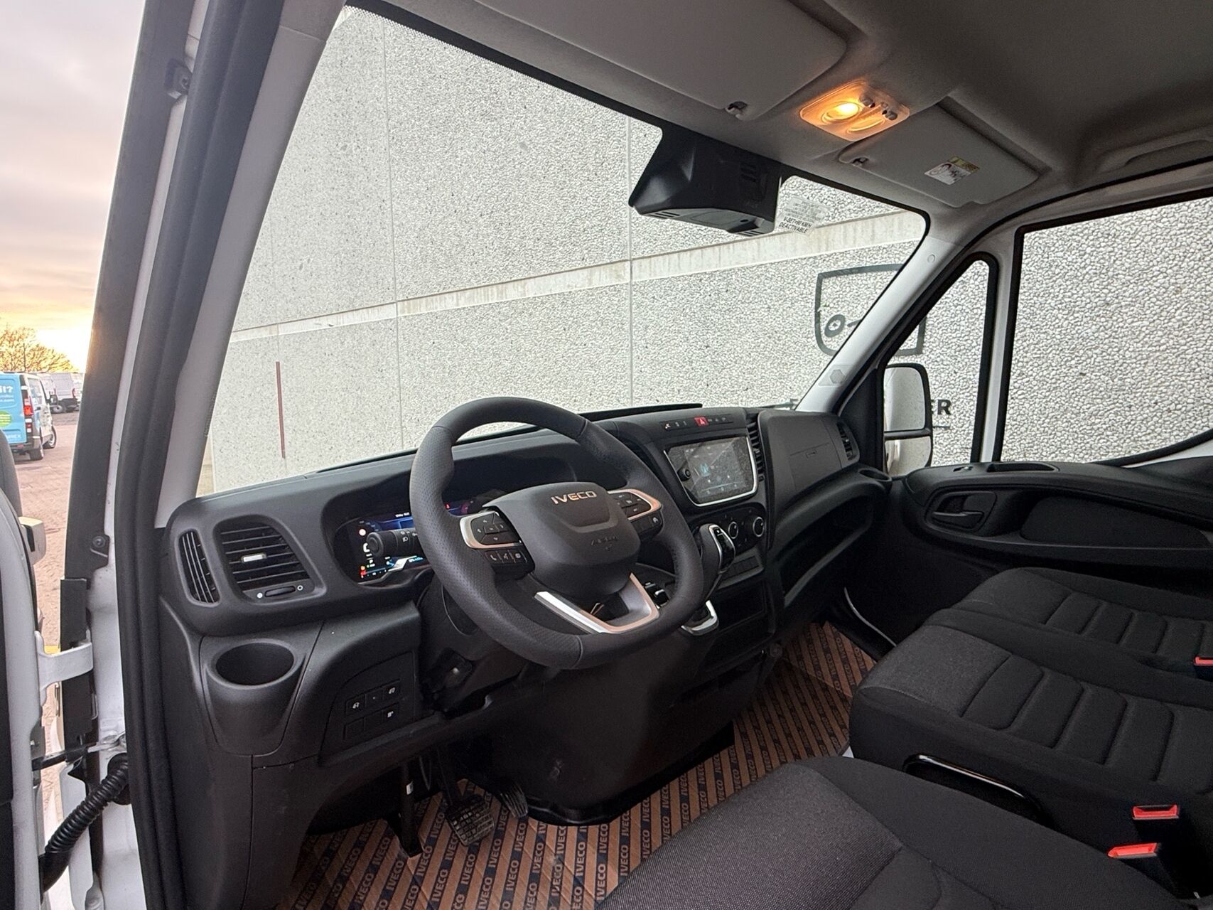 Billede af Iveco Daily 35S18 4100mm 3,0 D 180HK Ladv./Chas. 8g Aut.