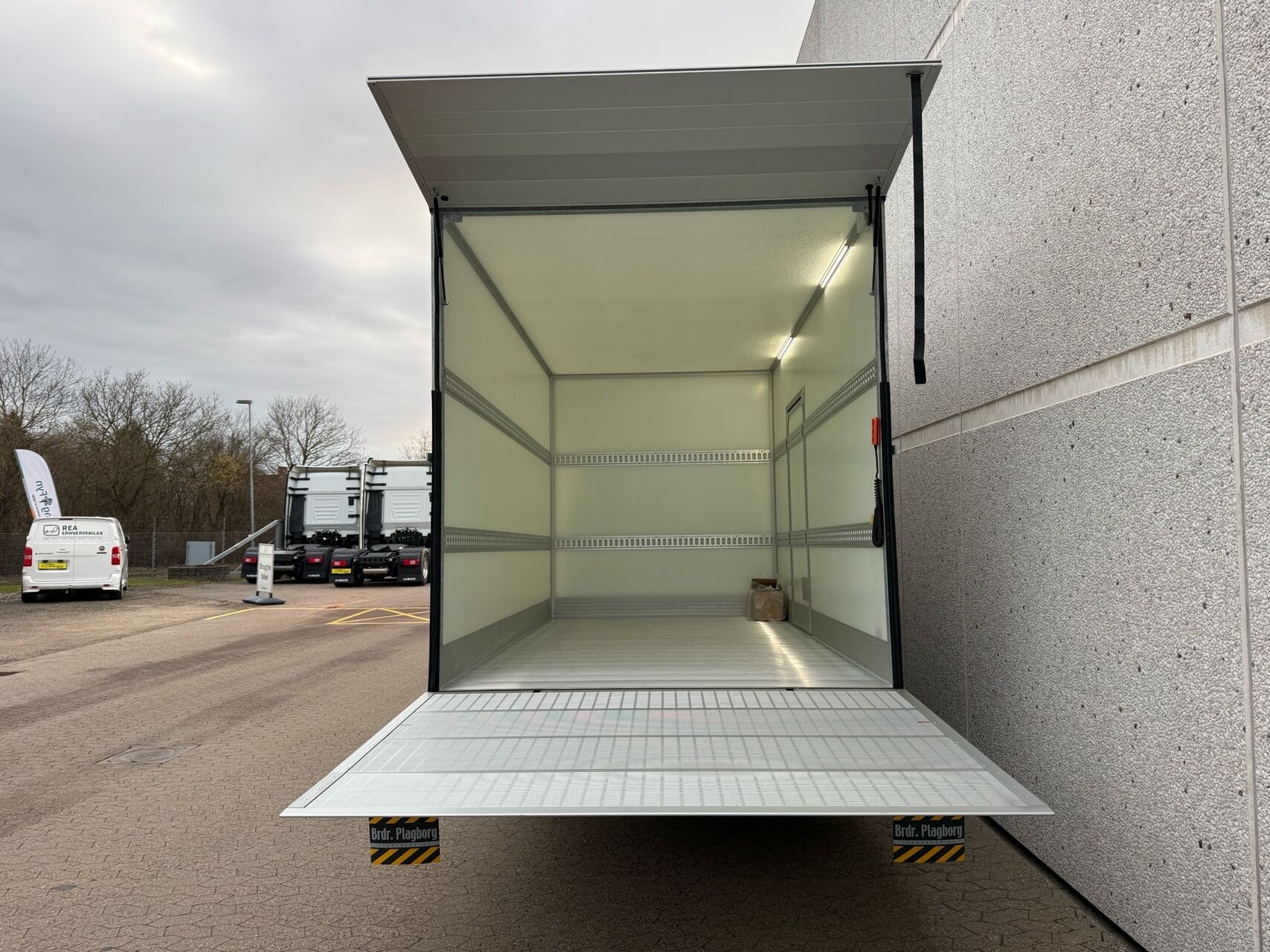 Billede af Iveco Daily 35S18 4100mm 3,0 D 180HK Ladv./Chas. 8g Aut.