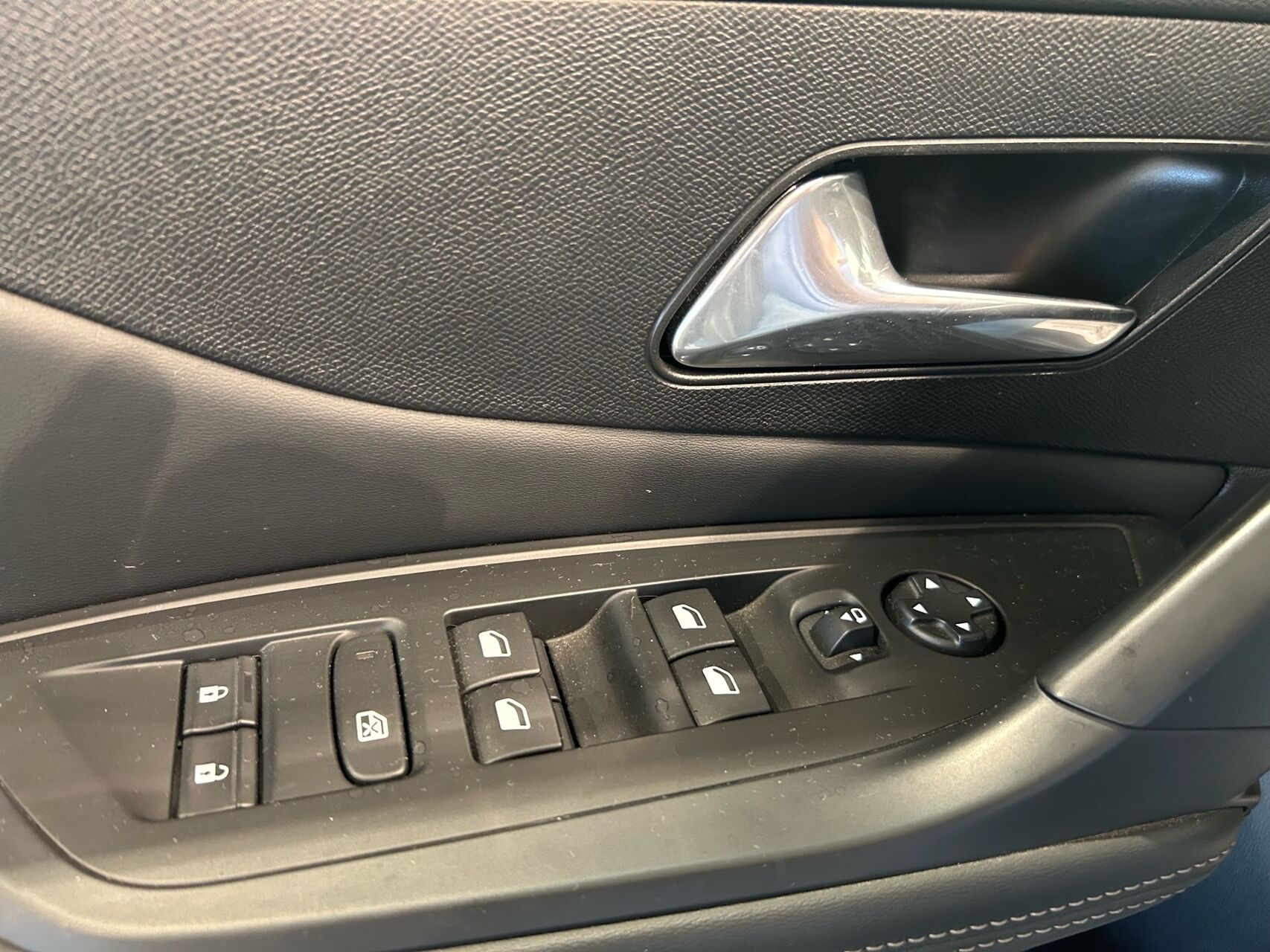 Billede af Peugeot 308 SW 1,6 Plugin-hybrid First Selection EAT8 180HK Stc 8g Aut.