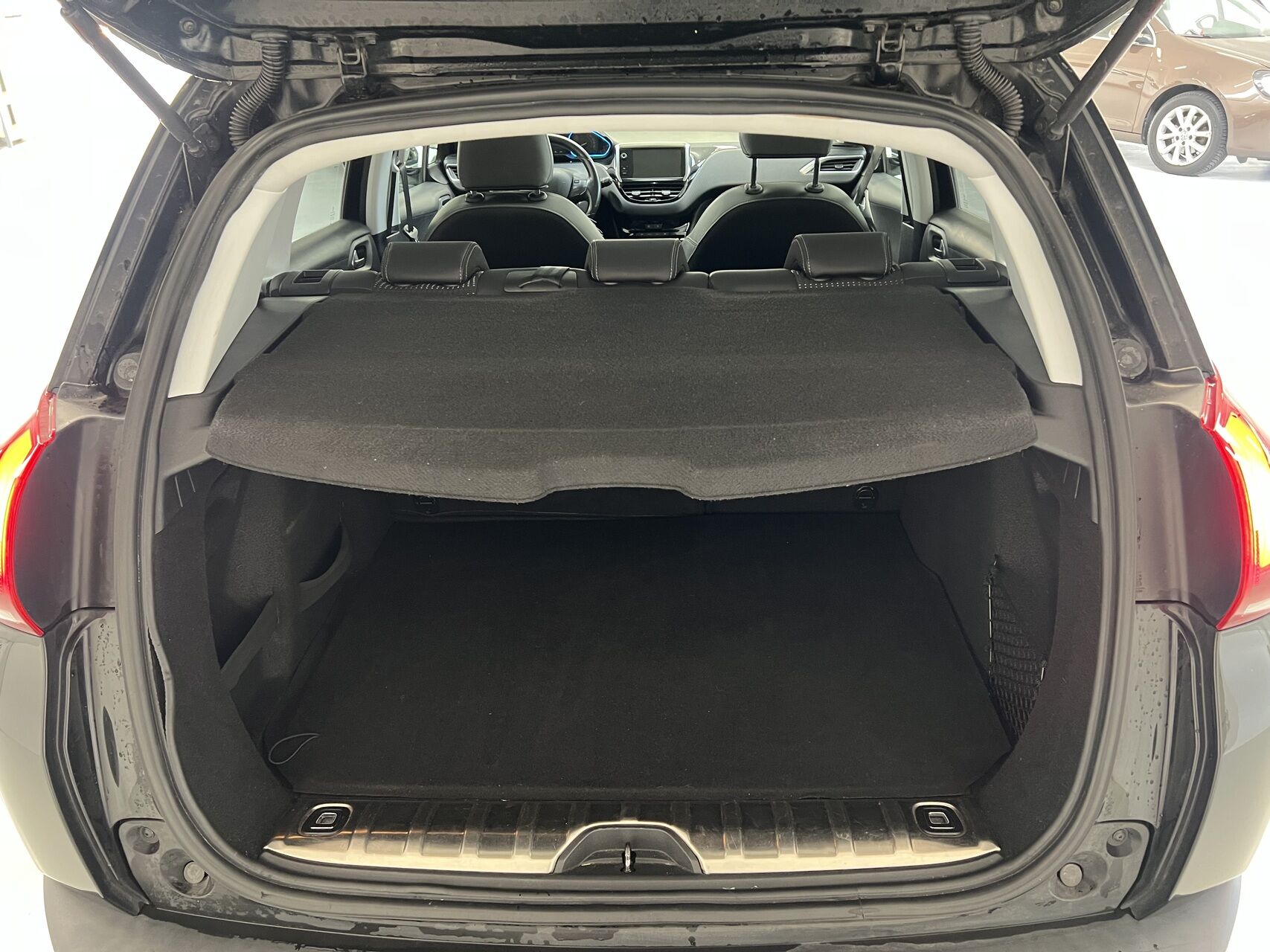 Billede af Peugeot 2008 1,6 BlueHDi Allure Sky 100HK