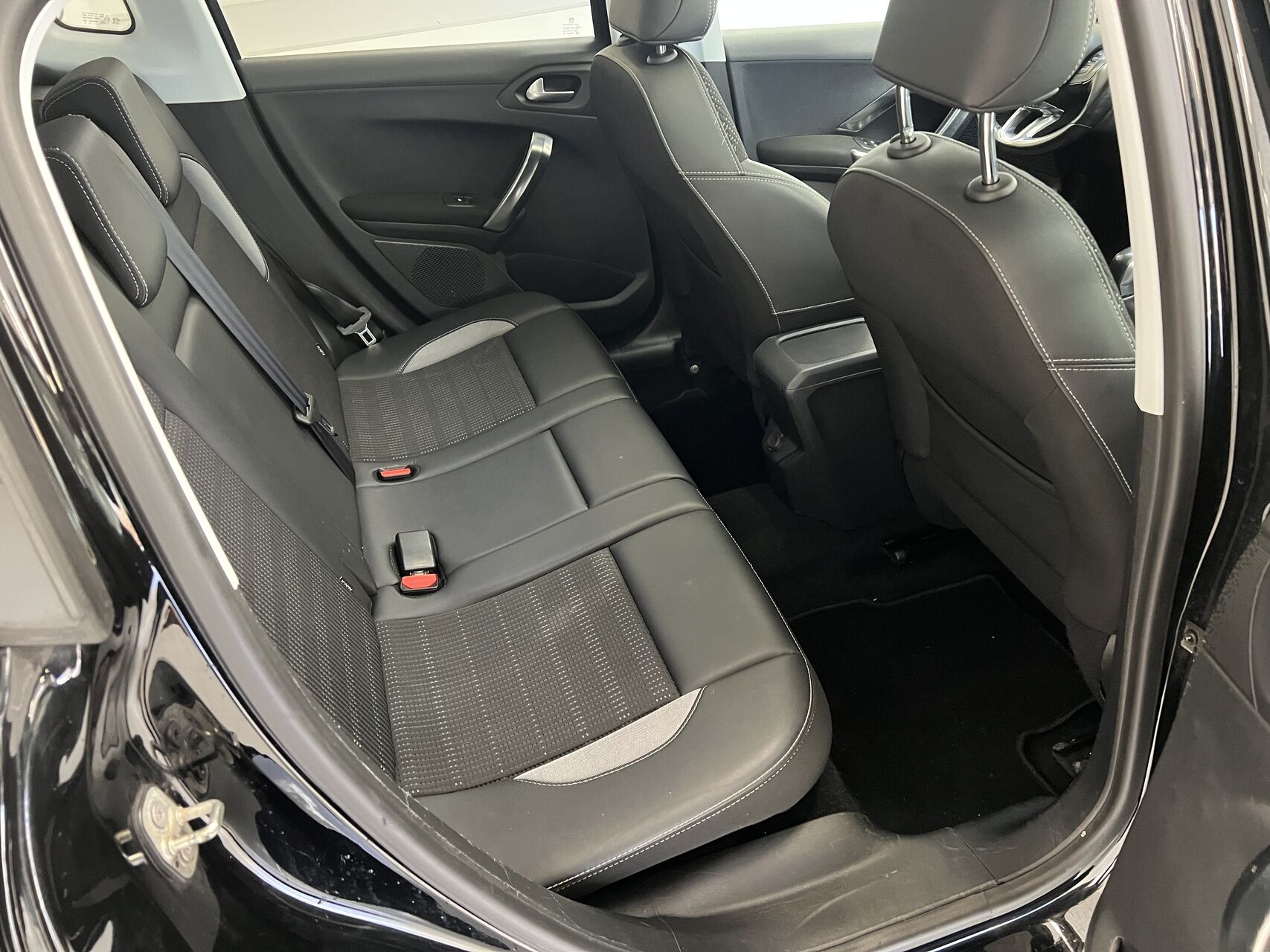 Billede af Peugeot 2008 1,6 BlueHDi Allure Sky 100HK