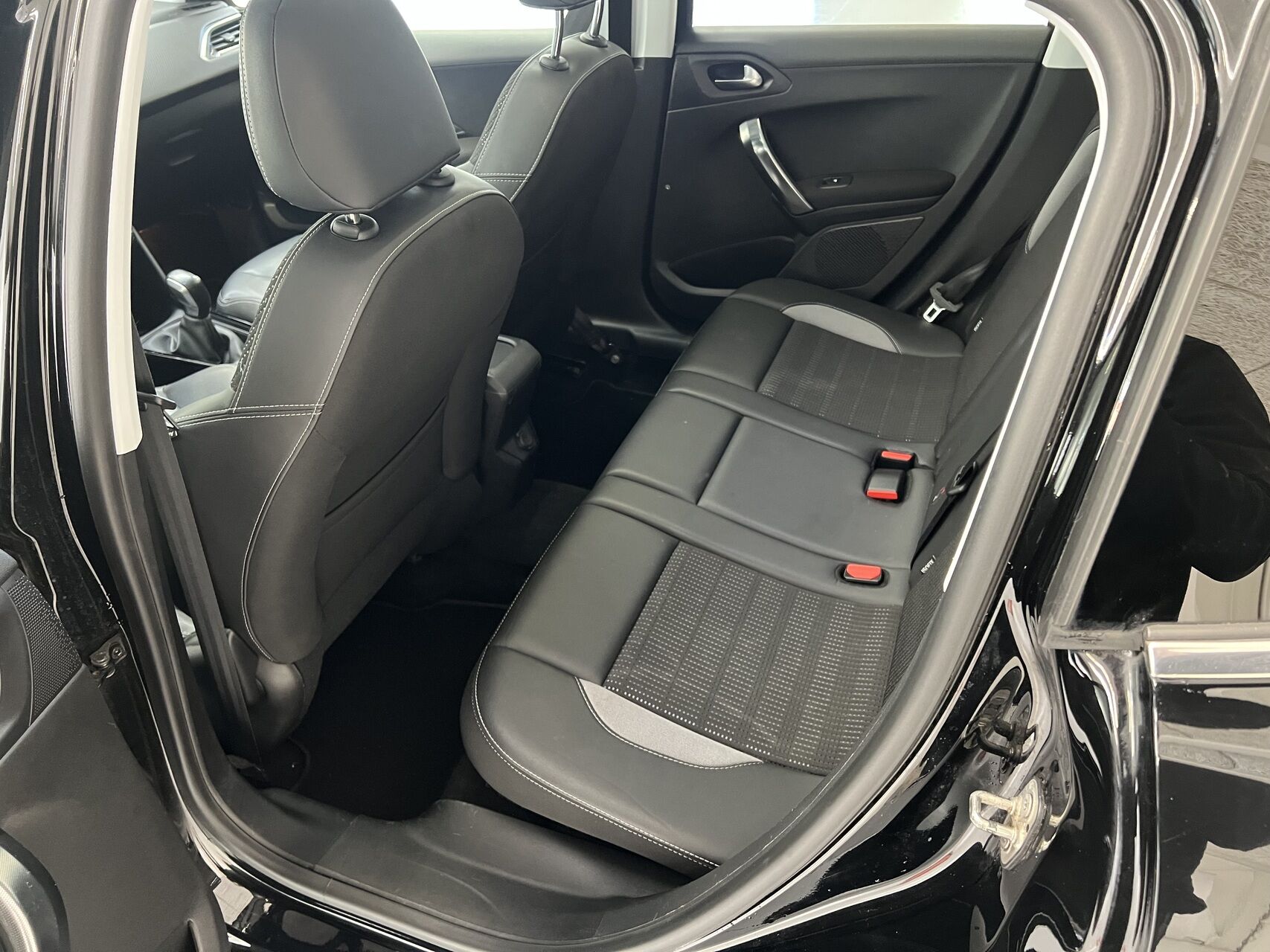 Billede af Peugeot 2008 1,6 BlueHDi Allure Sky 100HK