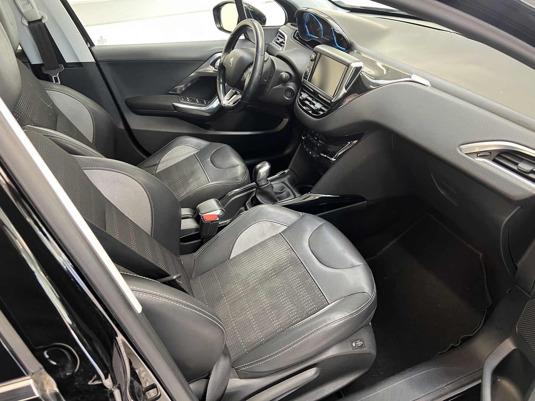 Billede af Peugeot 2008 1,6 BlueHDi Allure Sky 100HK