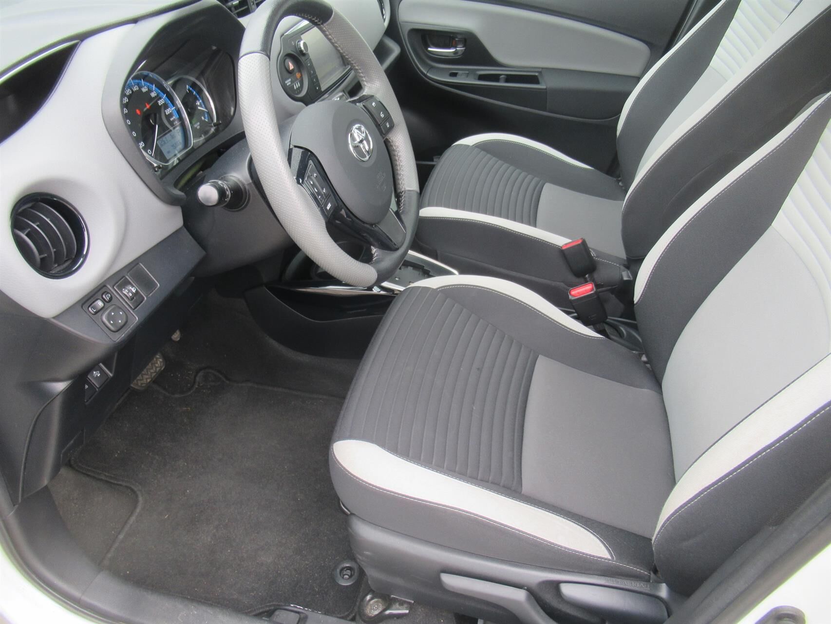 Billede af Toyota Yaris 1,5 Hybrid Pure Safety Sense E-CVT 100HK 5d Trinl. Gear