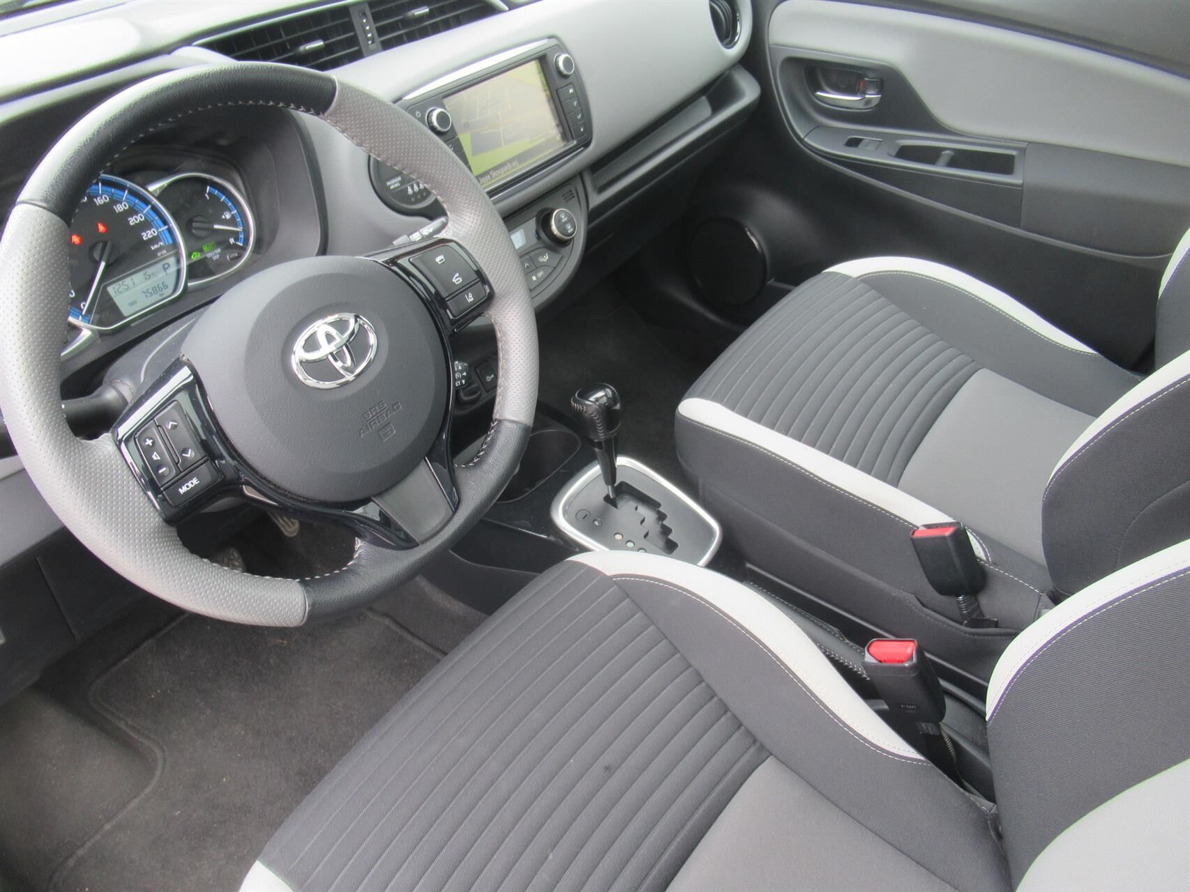 Billede af Toyota Yaris 1,5 Hybrid Pure Safety Sense E-CVT 100HK 5d Trinl. Gear