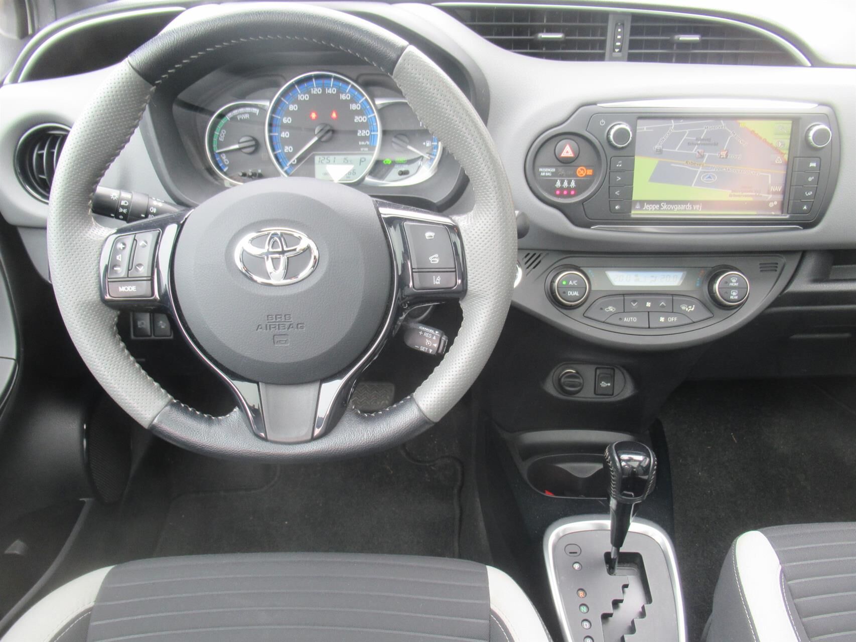Billede af Toyota Yaris 1,5 Hybrid Pure Safety Sense E-CVT 100HK 5d Trinl. Gear