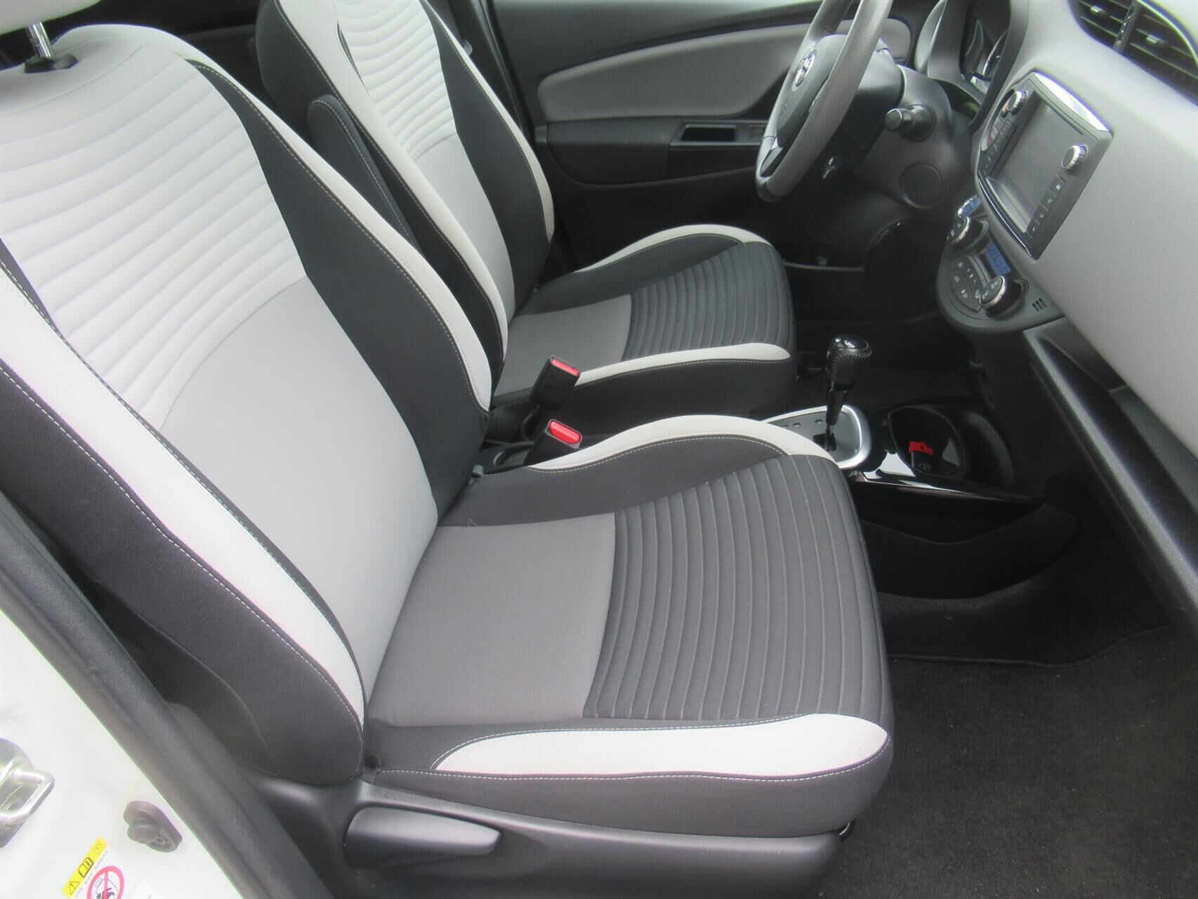 Billede af Toyota Yaris 1,5 Hybrid Pure Safety Sense E-CVT 100HK 5d Trinl. Gear