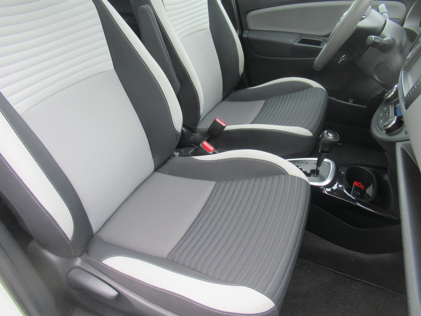 Billede af Toyota Yaris 1,5 Hybrid Pure Safety Sense E-CVT 100HK 5d Trinl. Gear