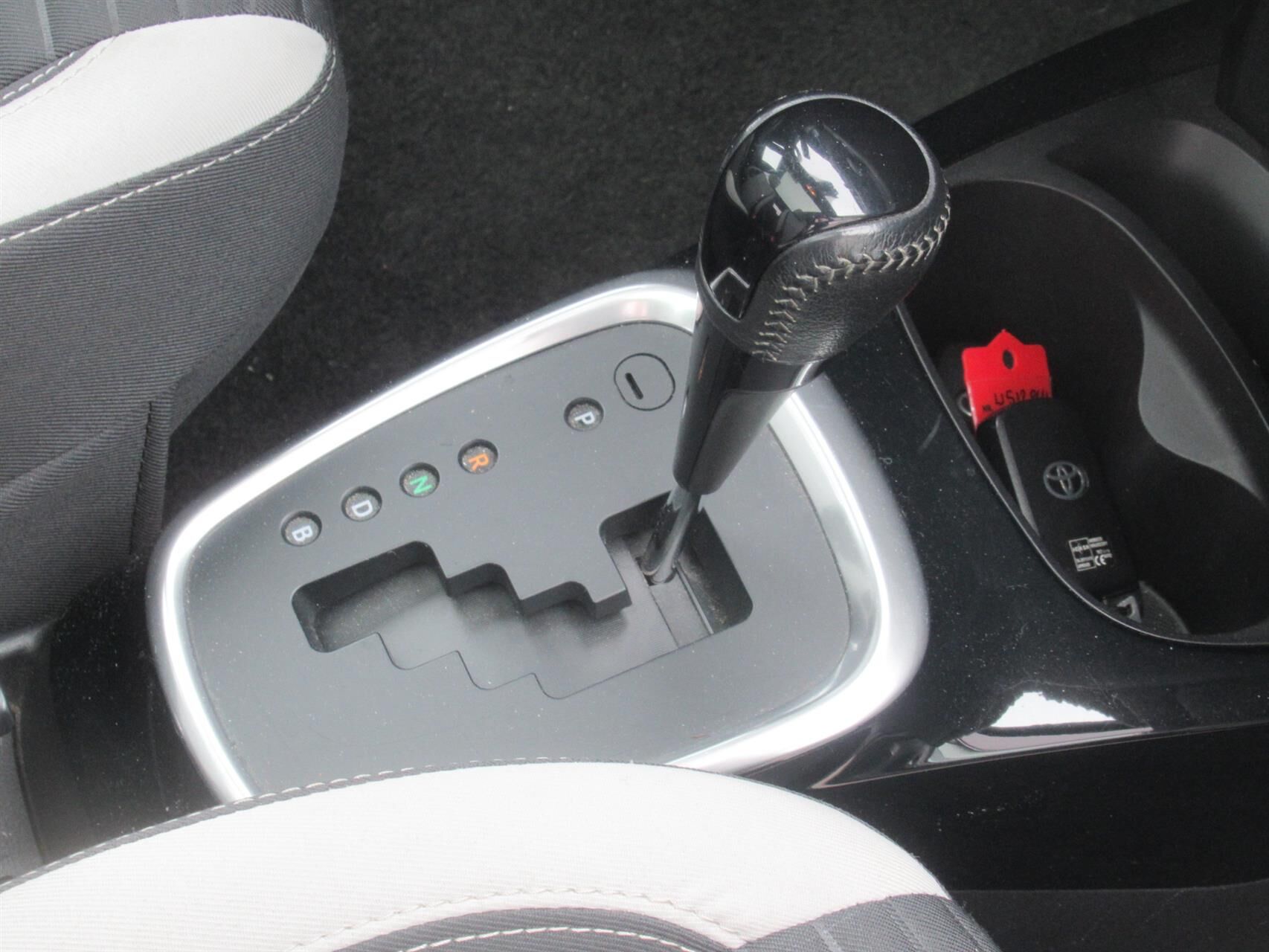 Billede af Toyota Yaris 1,5 Hybrid Pure Safety Sense E-CVT 100HK 5d Trinl. Gear