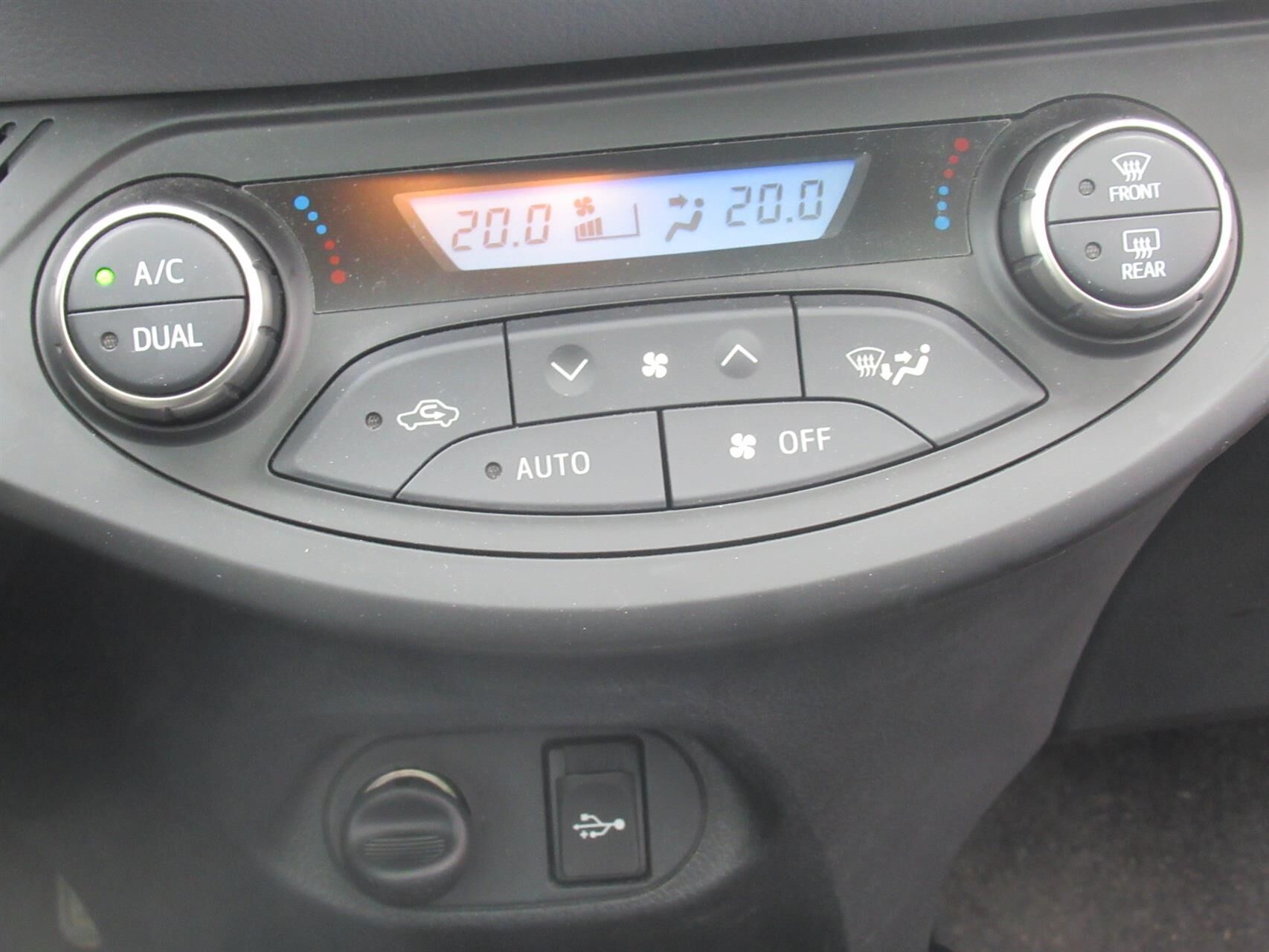 Billede af Toyota Yaris 1,5 Hybrid Pure Safety Sense E-CVT 100HK 5d Trinl. Gear