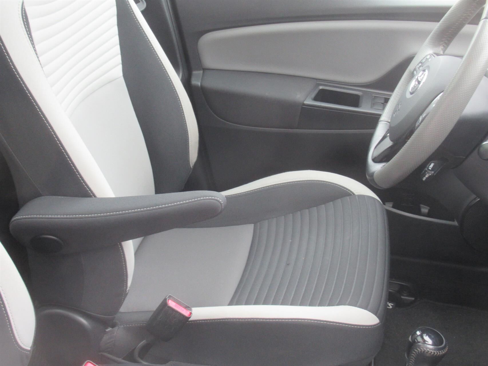 Billede af Toyota Yaris 1,5 Hybrid Pure Safety Sense E-CVT 100HK 5d Trinl. Gear