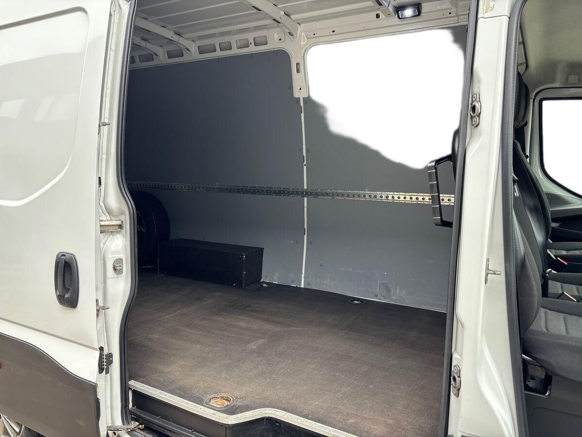 Billede af Iveco Daily 35S18 12m3 3,0 D Forza+ A8 V 176HK Van 8g Aut.