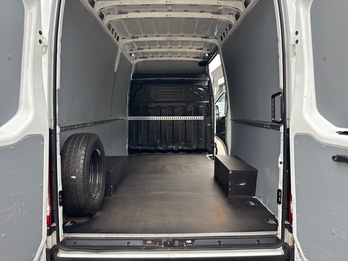 Billede af Iveco Daily 35S18 12m3 3,0 D Forza+ A8 V 176HK Van 8g Aut.