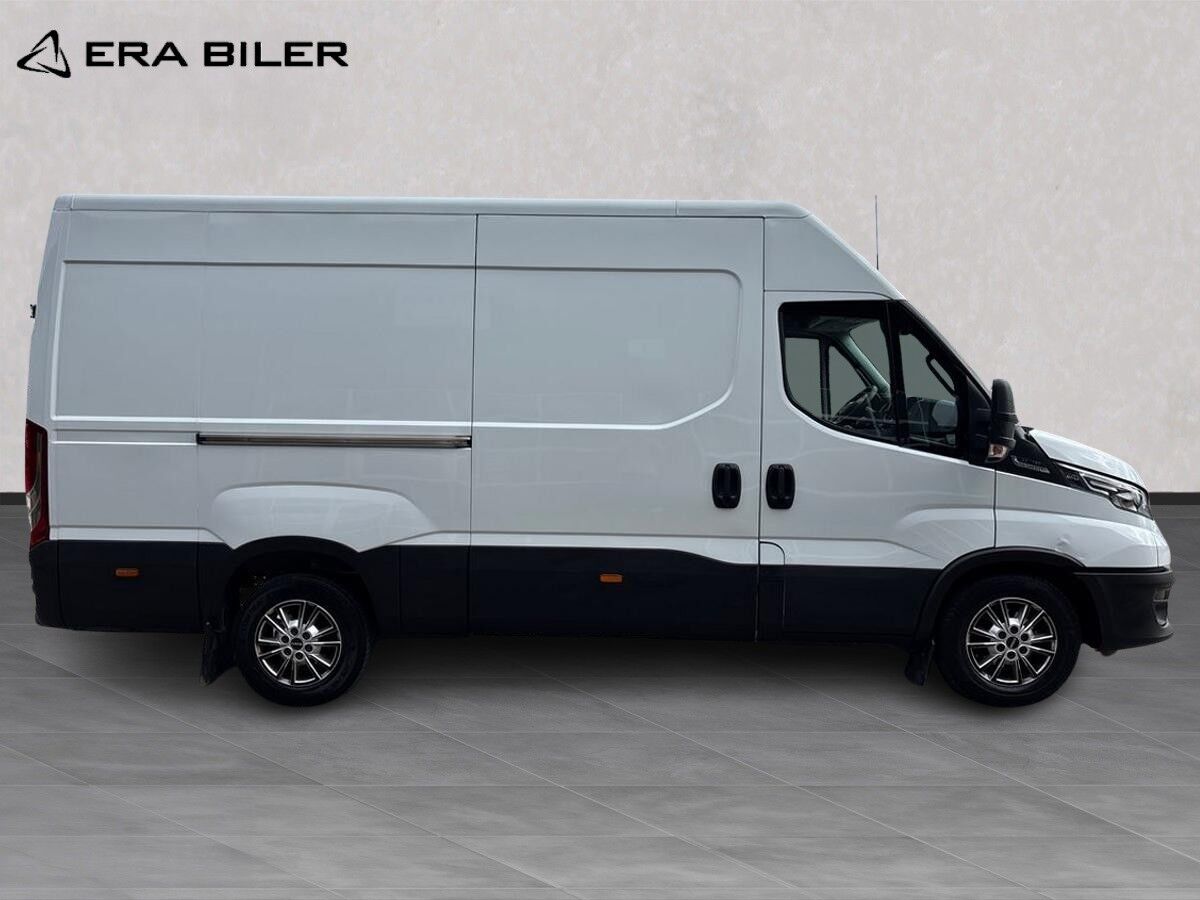 Billede af Iveco Daily 35S18 12m3 3,0 D Forza+ A8 V 176HK Van 8g Aut.