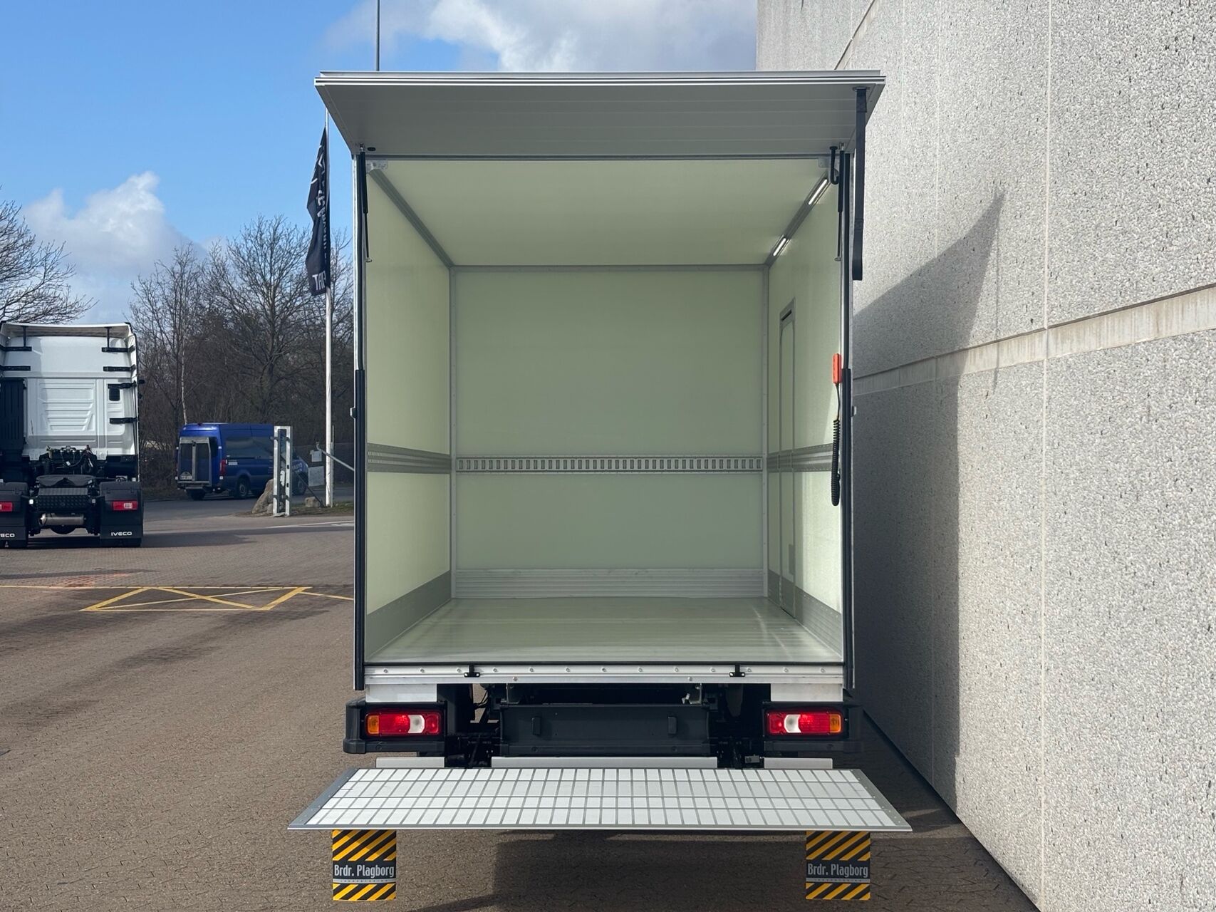 Billede af Iveco Daily 35S16 4100mm 2,3 D 156HK Ladv./Chas. 8g Aut.