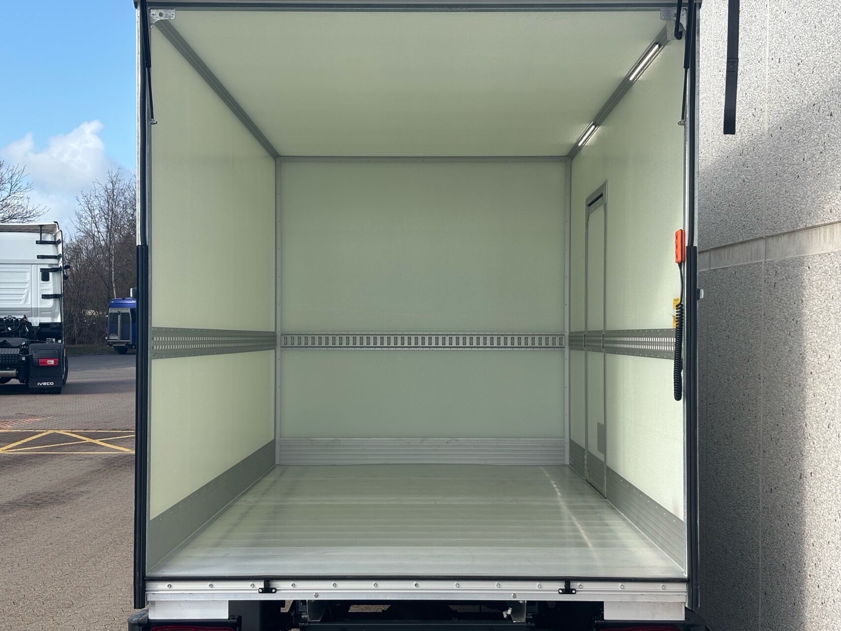 Billede af Iveco Daily 35S16 4100mm 2,3 D 156HK Ladv./Chas. 8g Aut.