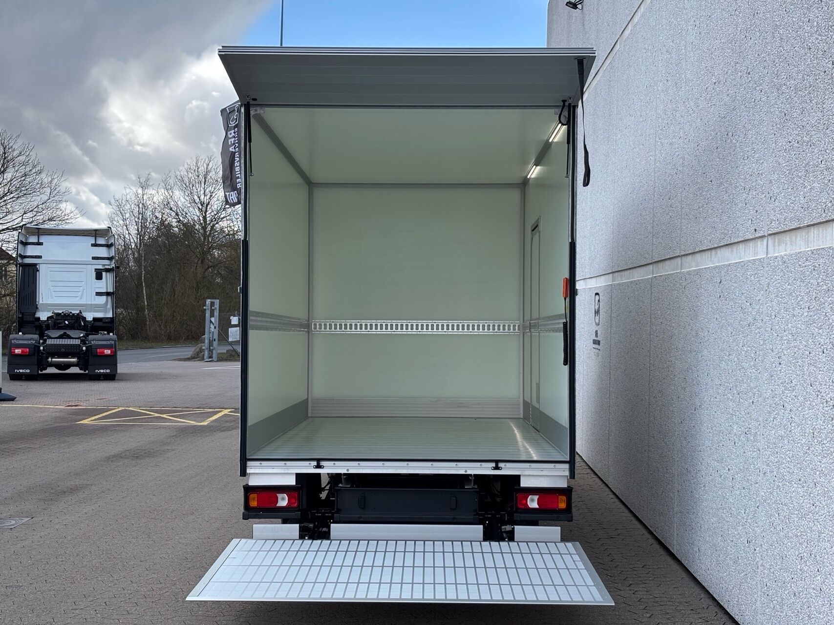 Billede af Iveco Daily 35S18 4100mm 3,0 D 180HK Ladv./Chas. 8g Aut.