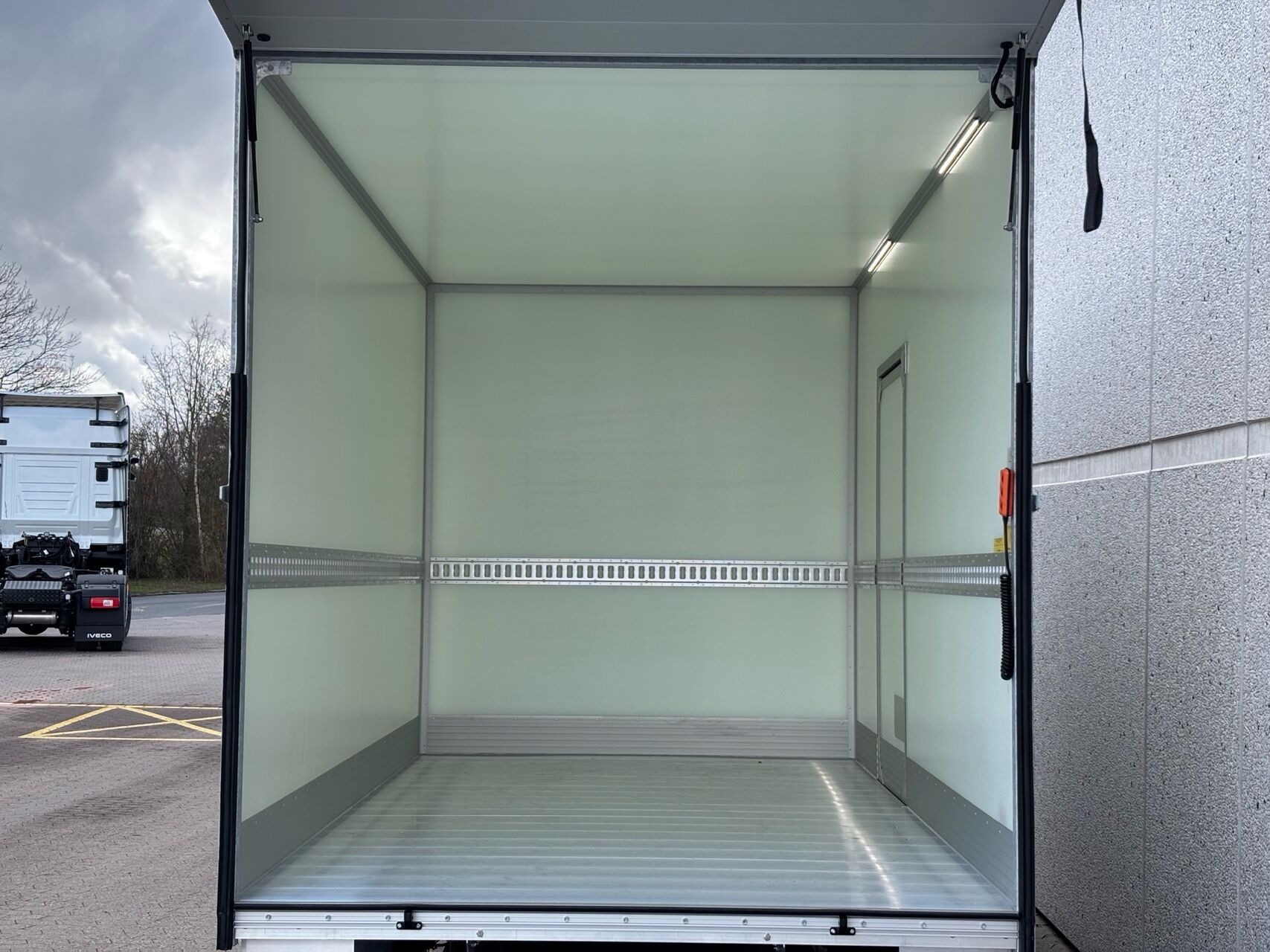 Billede af Iveco Daily 35S18 4100mm 3,0 D 180HK Ladv./Chas. 8g Aut.