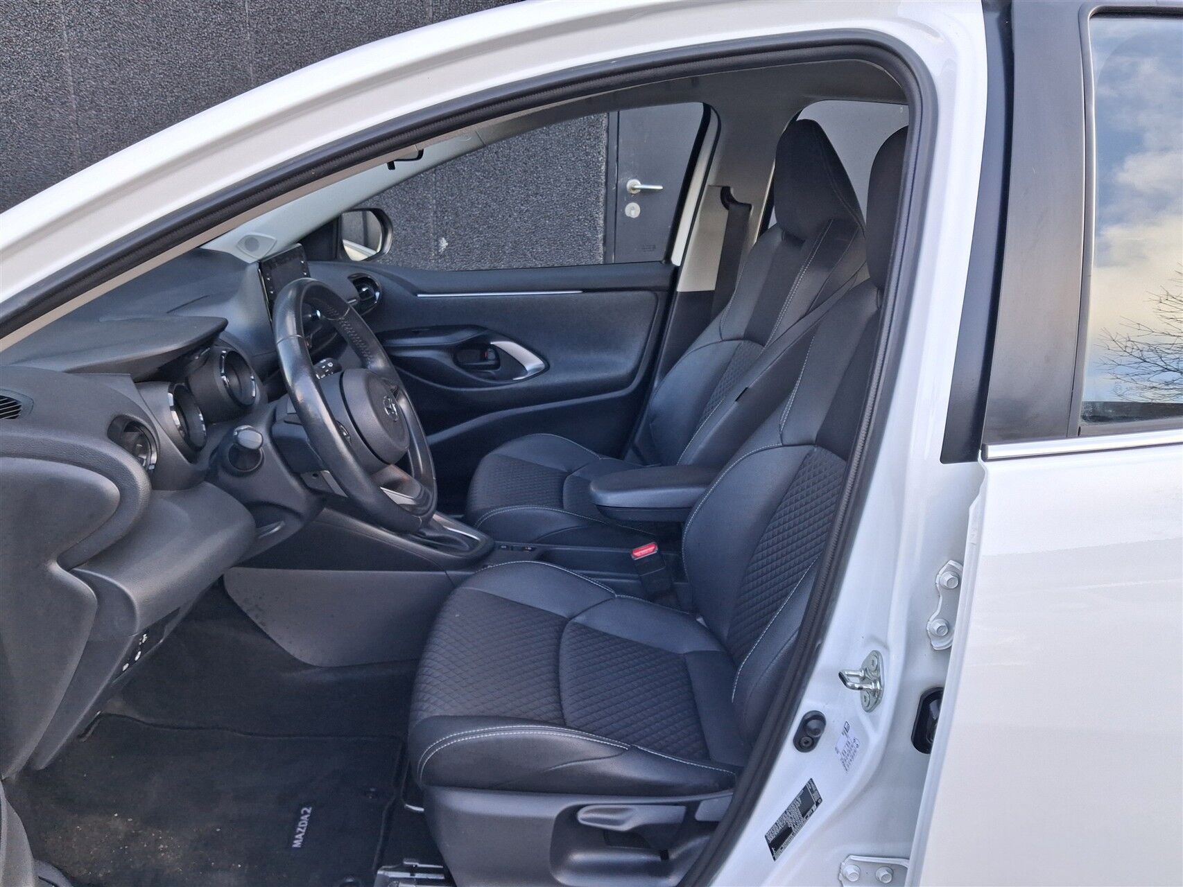 Billede af Mazda 2 1,5 VVT-I  Hybrid Agile Comfort CVT 116HK 5d Trinl. Gear